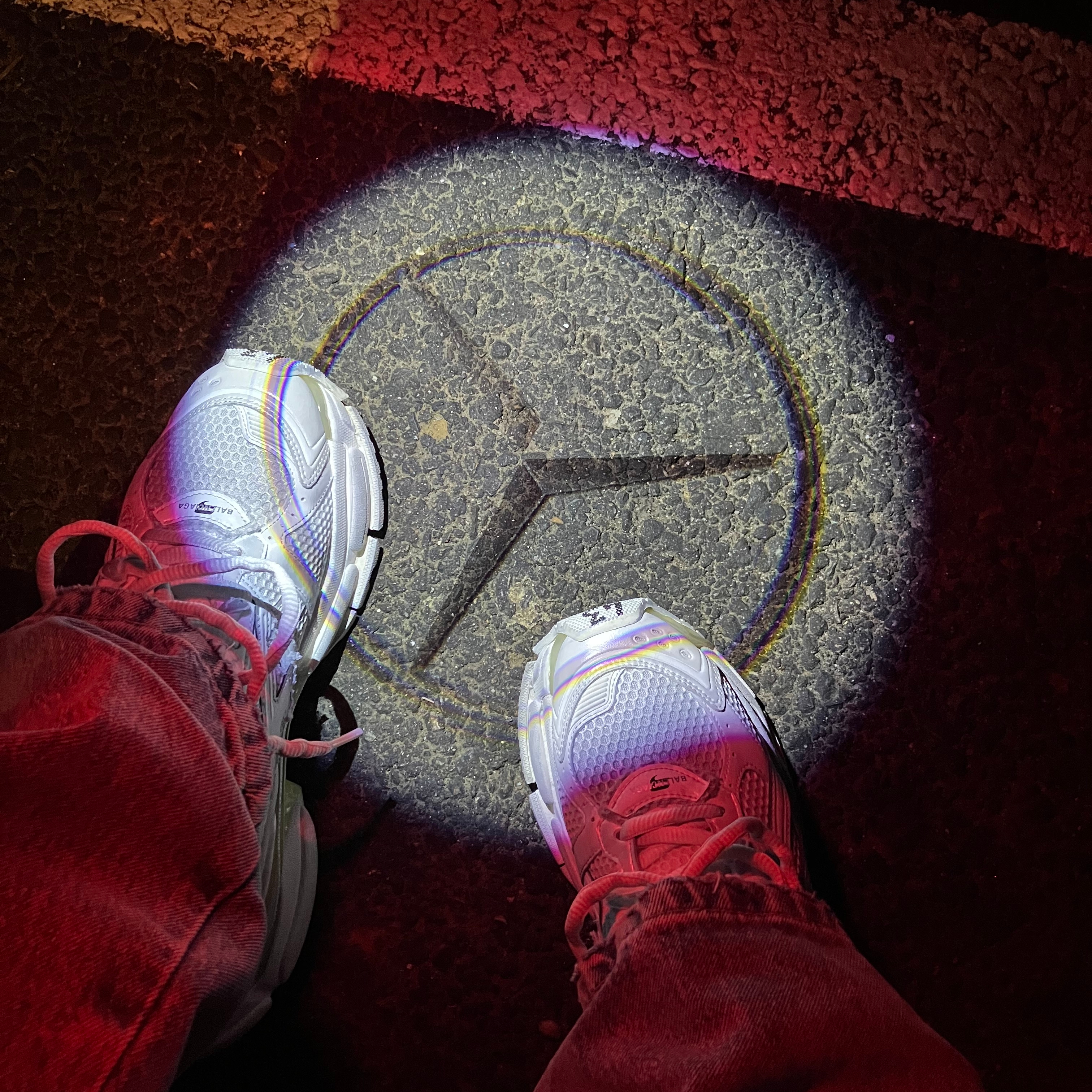 Balenciaga Runner Sneakers White 착용 스타일