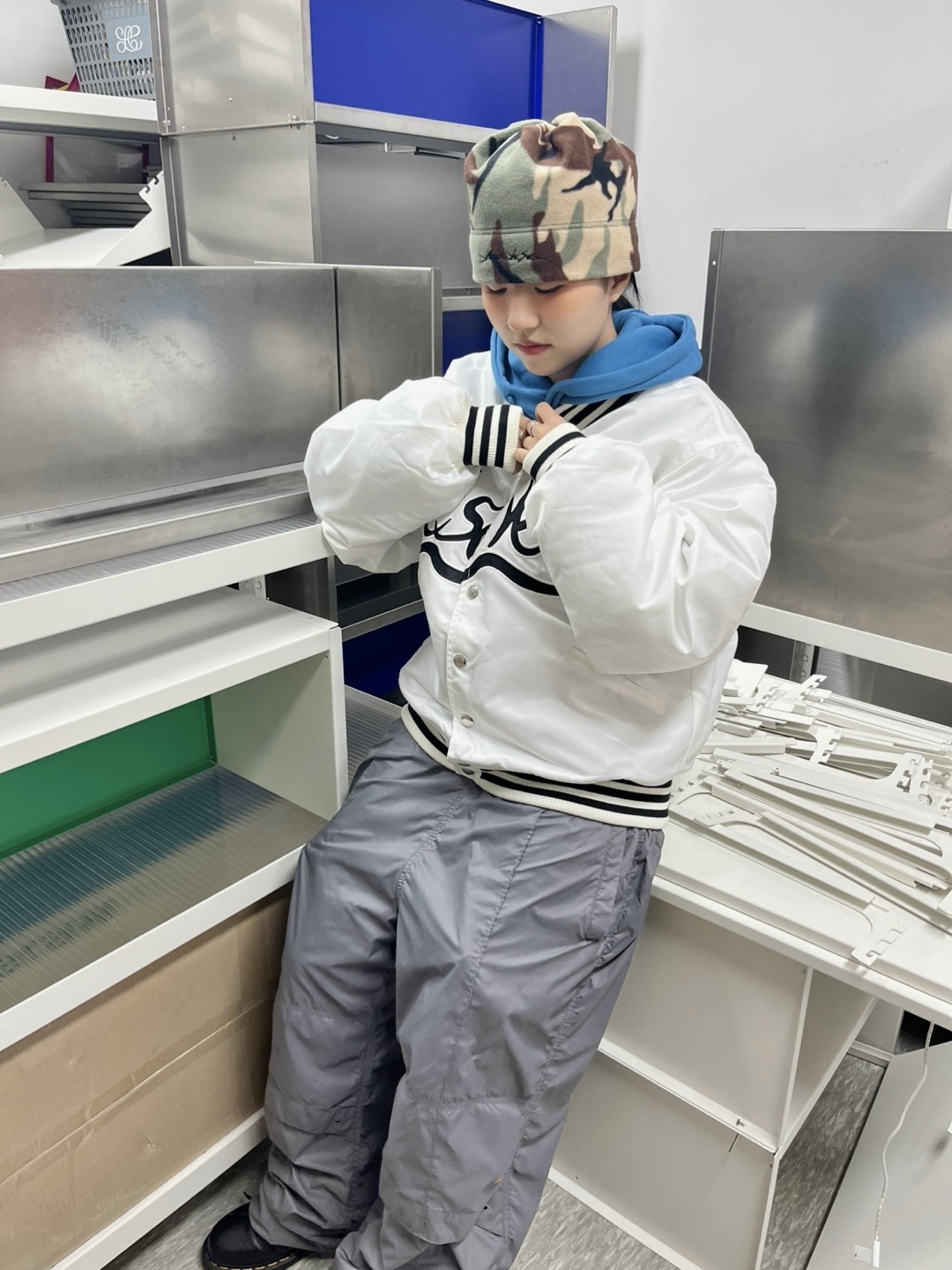 YESEYESEE Y.E.S Snail Logo Stadium Jacket White, YESEYESEE Y.E.S Star Logo Hoodie Sky Blue 착용 스타일 - 6