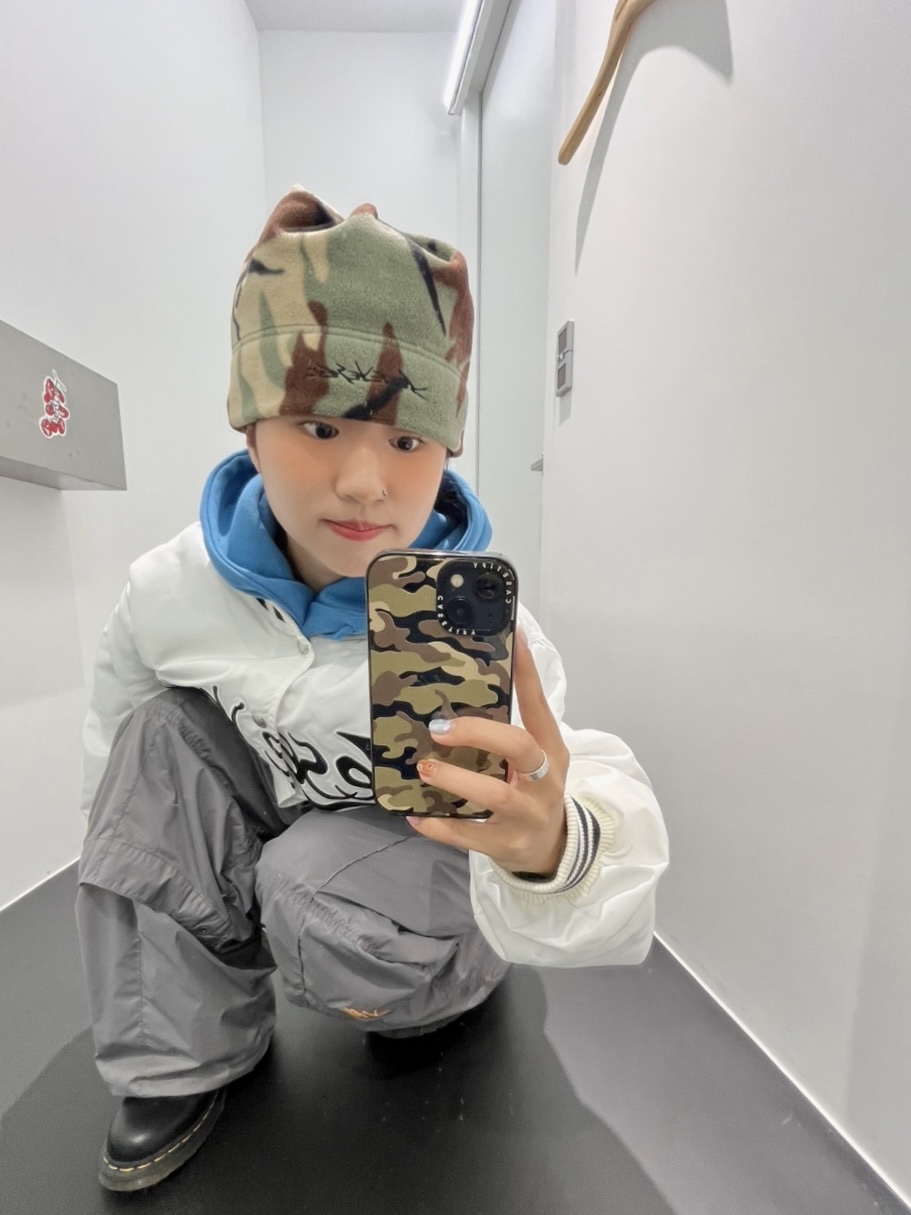 YESEYESEE Y.E.S Snail Logo Stadium Jacket White, YESEYESEE Y.E.S Star Logo Hoodie Sky Blue 착용 스타일 - 3