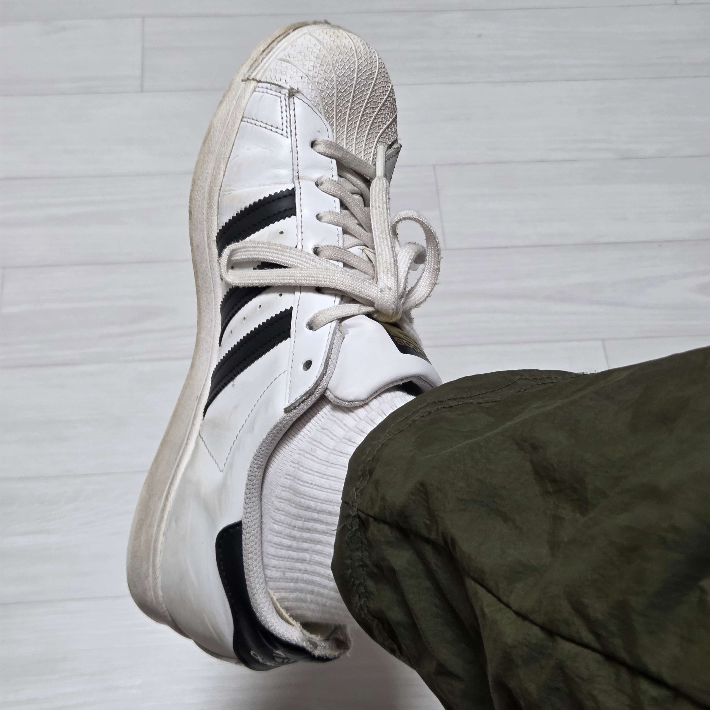 Adidas Superstar White Black 착용 스타일