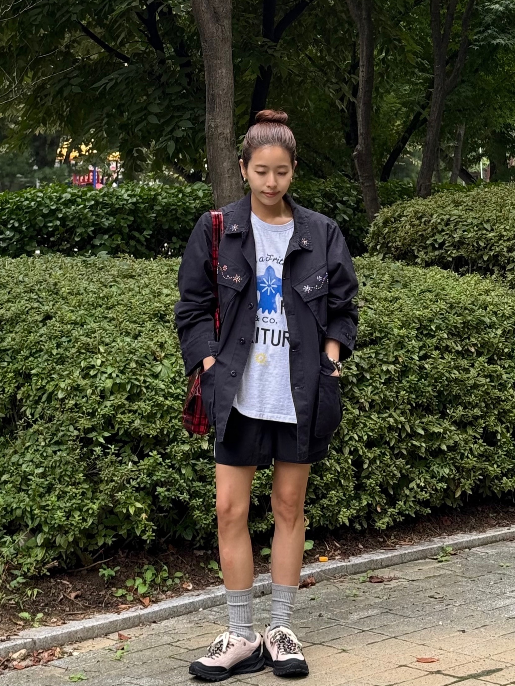 Fritur Blue Bird T-shirt Light Gray_F252TS02, SATUR X KEEN JASPER ZIONIC Light Pink 착용 스타일 - 1