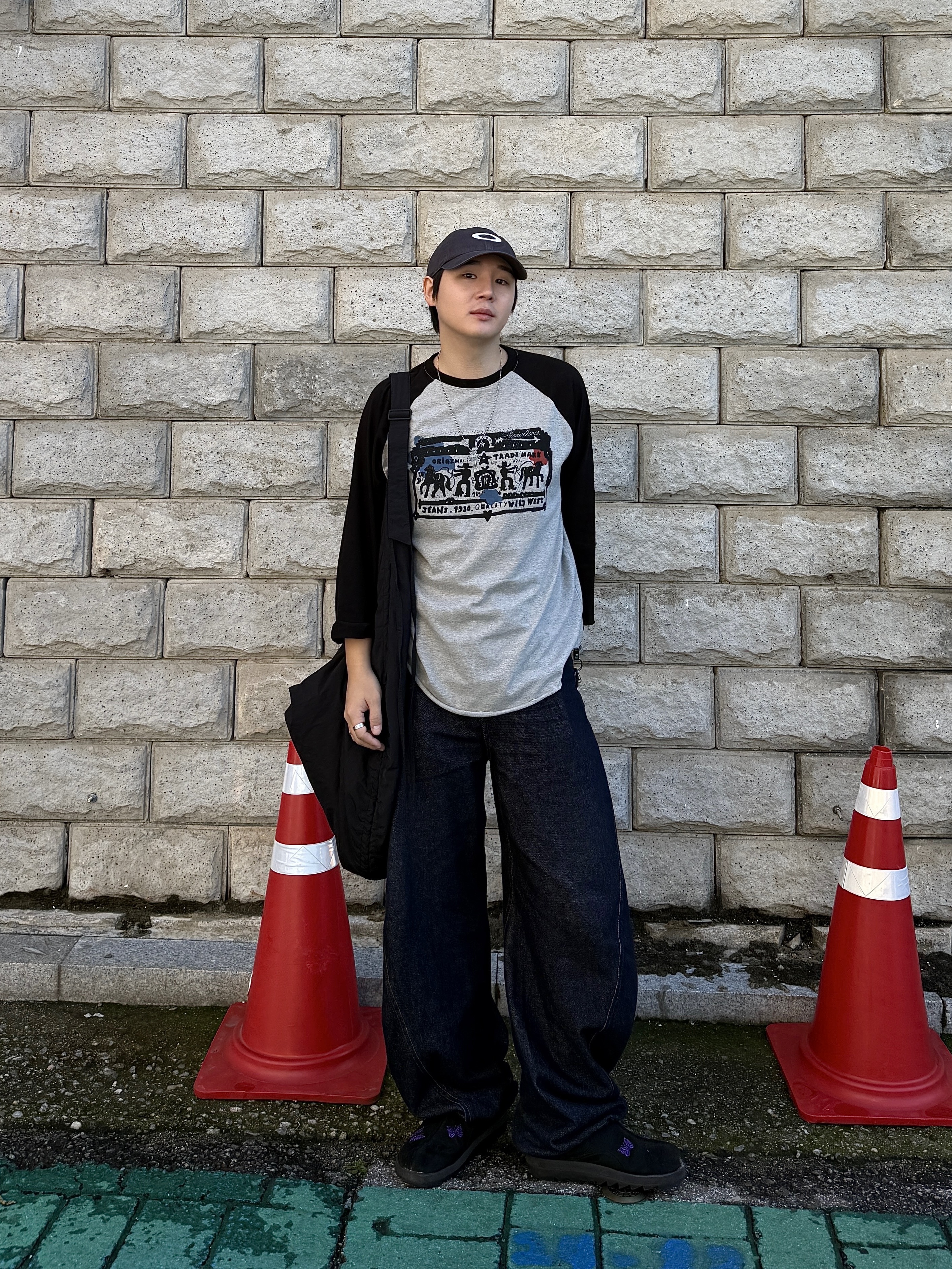 [KREAM 단독] Thevinylhouse Cowboy Pictogram Raglan LS Tee Black, Reebok x Needles Beatnik Moc Core Black Extreme Purple 착용 스타일 - 1