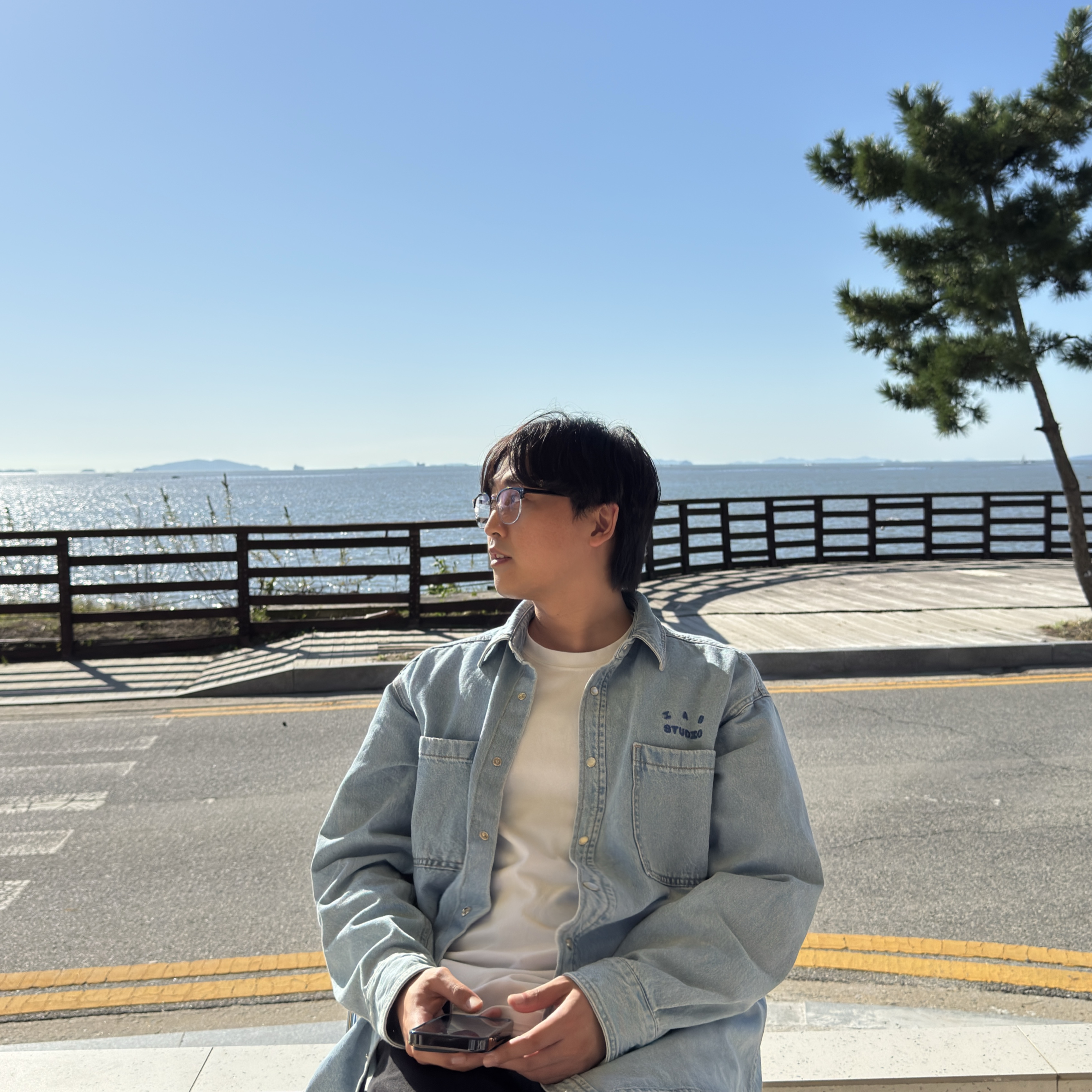 IAB Studio Denim Shirt Blue, IAB Studio x Kakao Friends T-Shirt White 착용 스타일 - 2