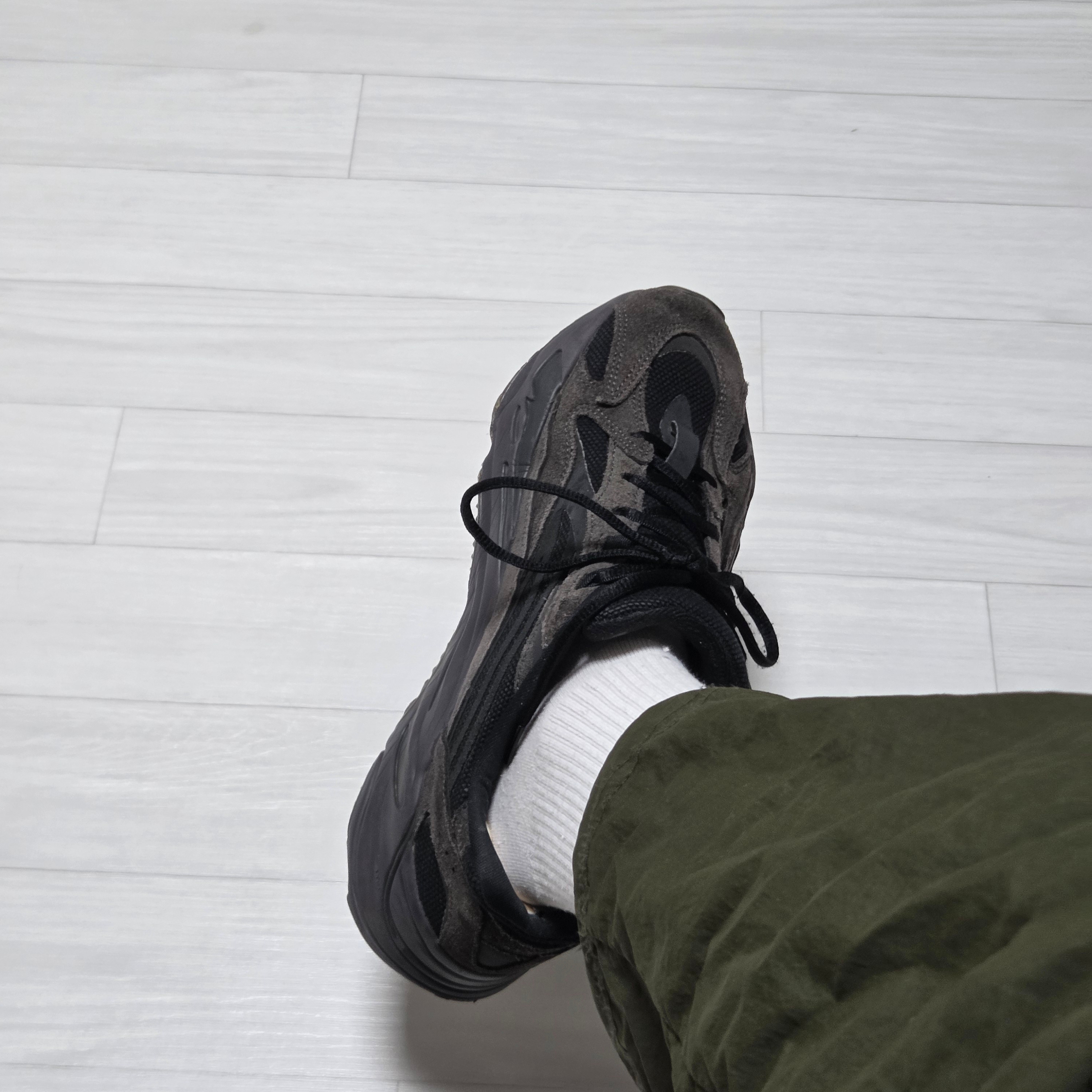 Adidas Yeezy Boost 700 V2 Vanta 2022 착용 스타일