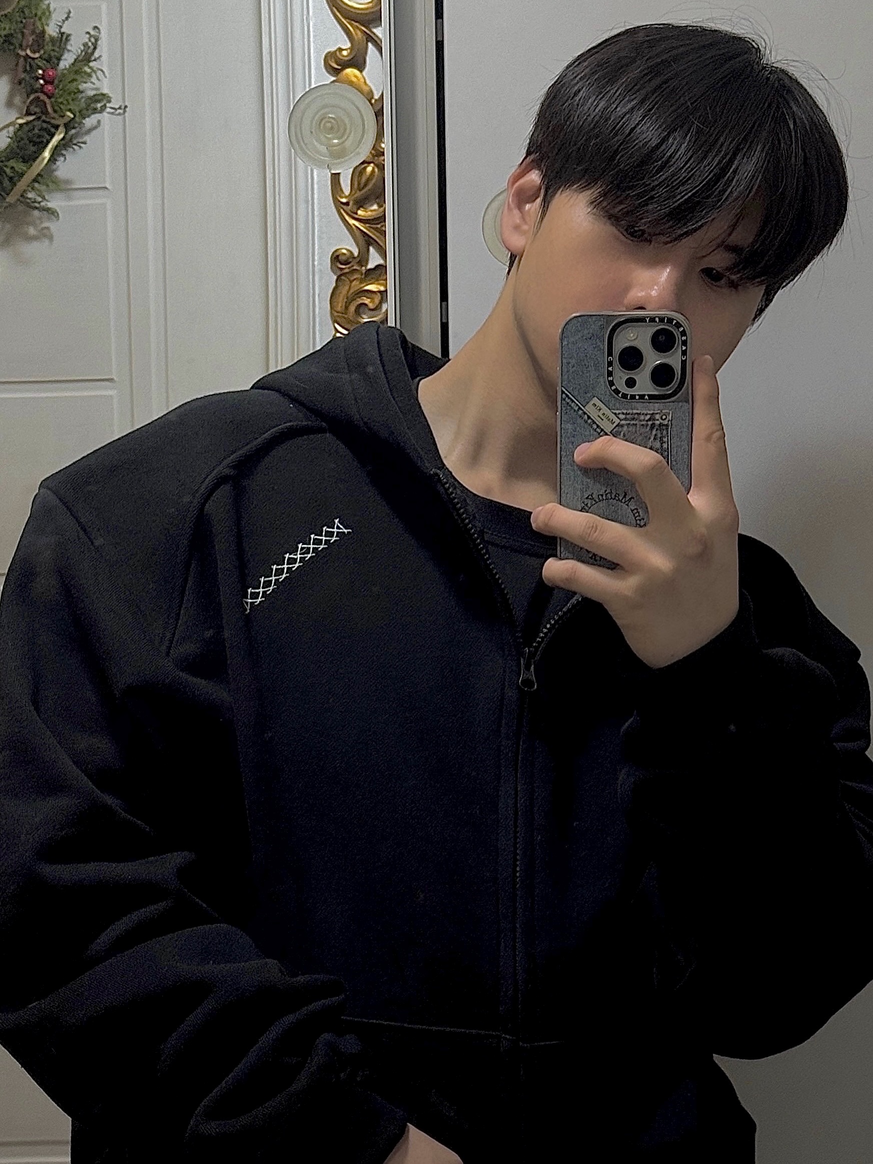Junne T21 Shoulder Hoodie Zip-up Black 착용 스타일