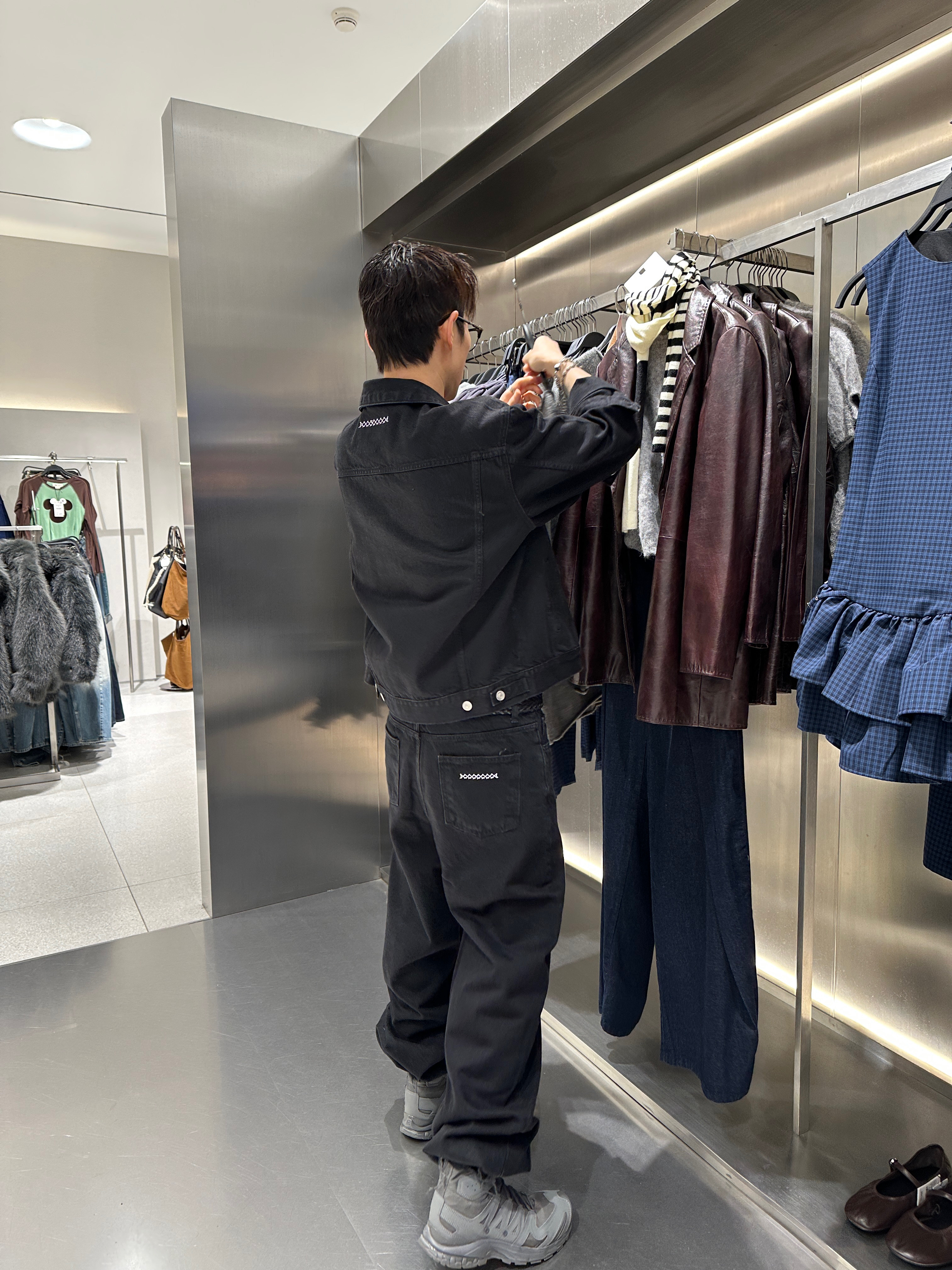 Junne J43 Structured Denim Trucker Jacket Black, Salomon x Rier XA Jungle Castlerock 착용 스타일 - 1