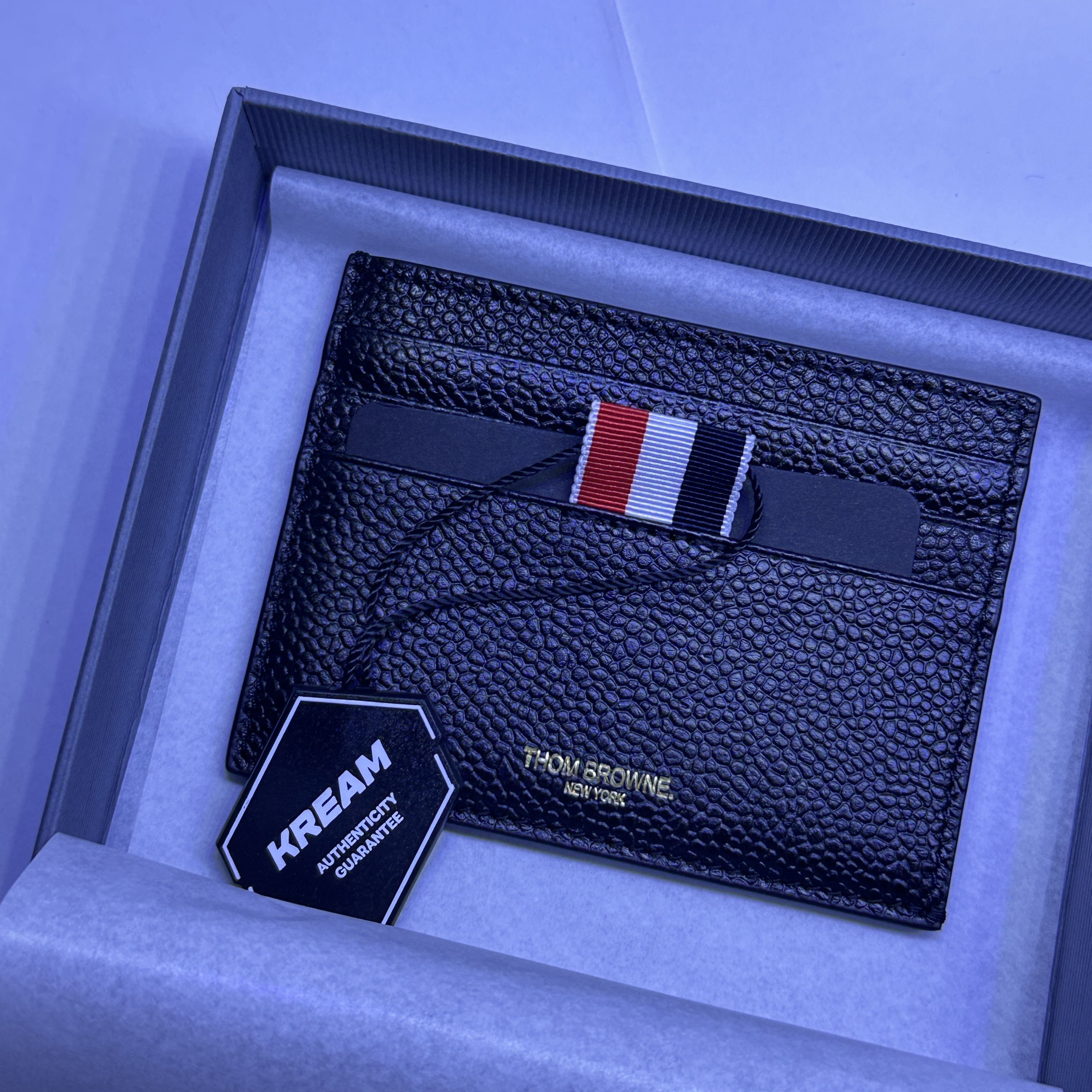 Thom Browne Pebble Grain Leather Stripe Note Compartment Card Holder Black 착용 스타일 - 1