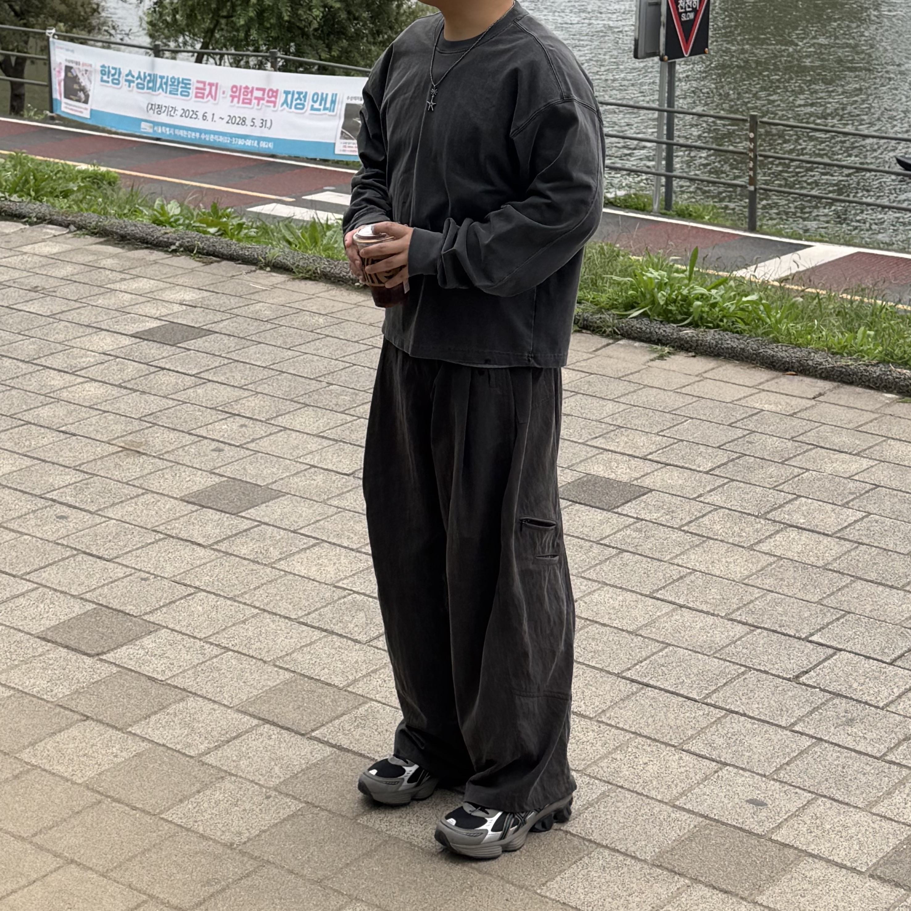 Begin202 Nycoma Twotuck Pants Charcoal Brown 착용 스타일 - 1
