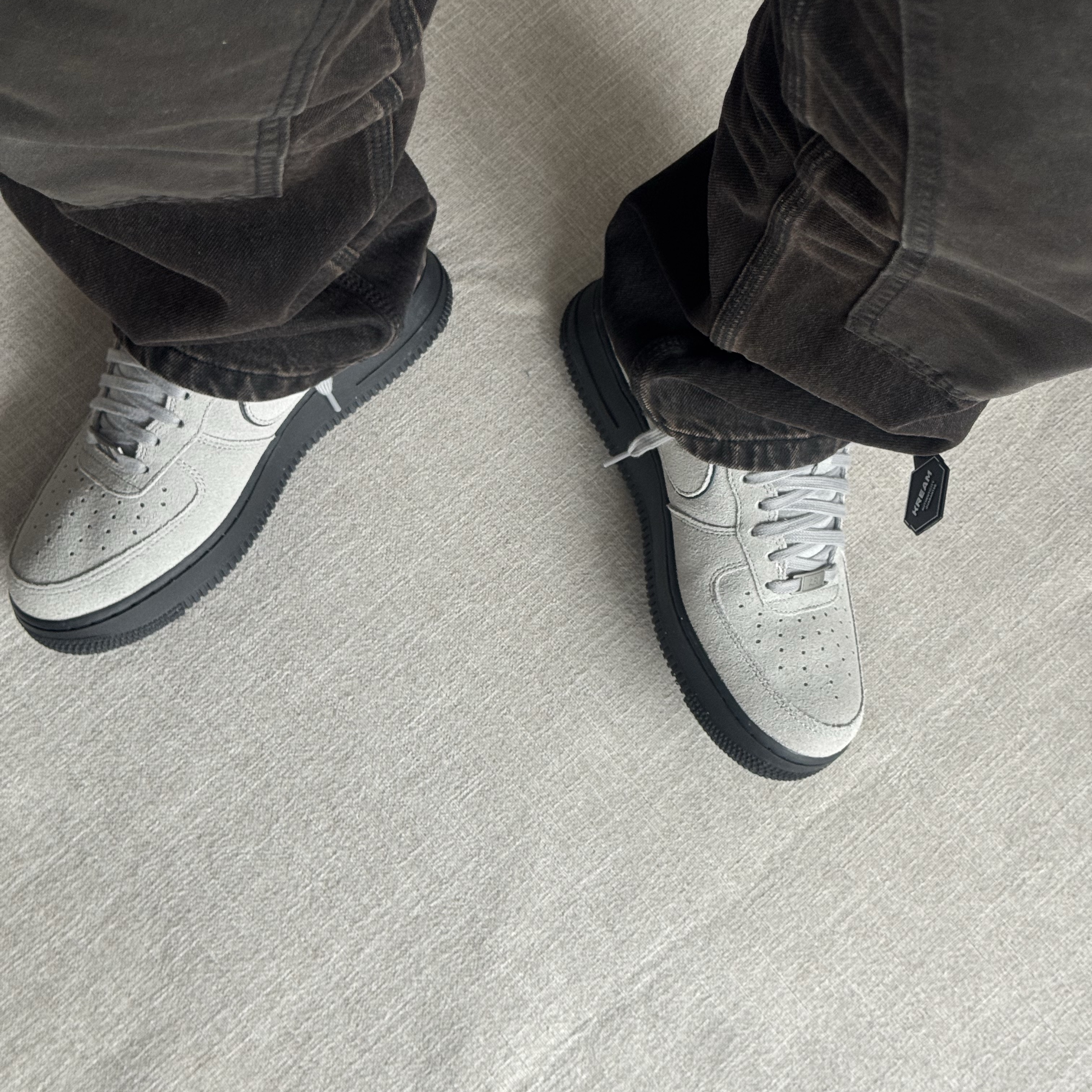 Nike Air Force 1 Low '07 LV8 Light Smoke Grey Black 착용 스타일 - 1