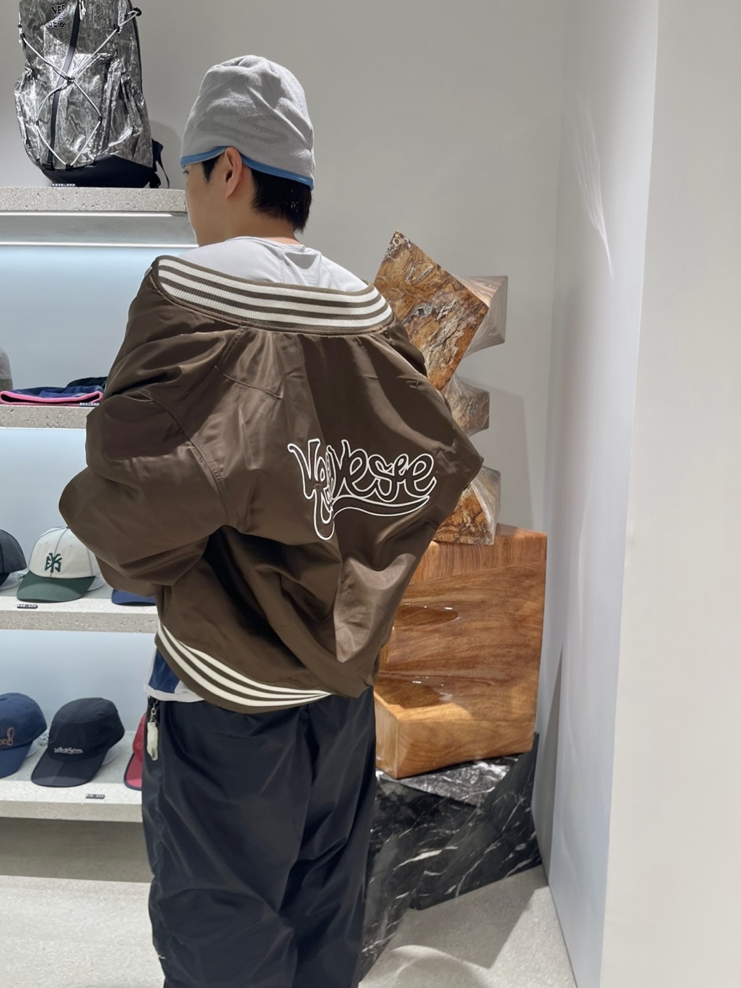 YESEYESEE Y.E.S Snail Logo Stadium Jacket White, YESEYESEE Y.E.S Star Logo Hoodie Sky Blue 착용 스타일 - 8
