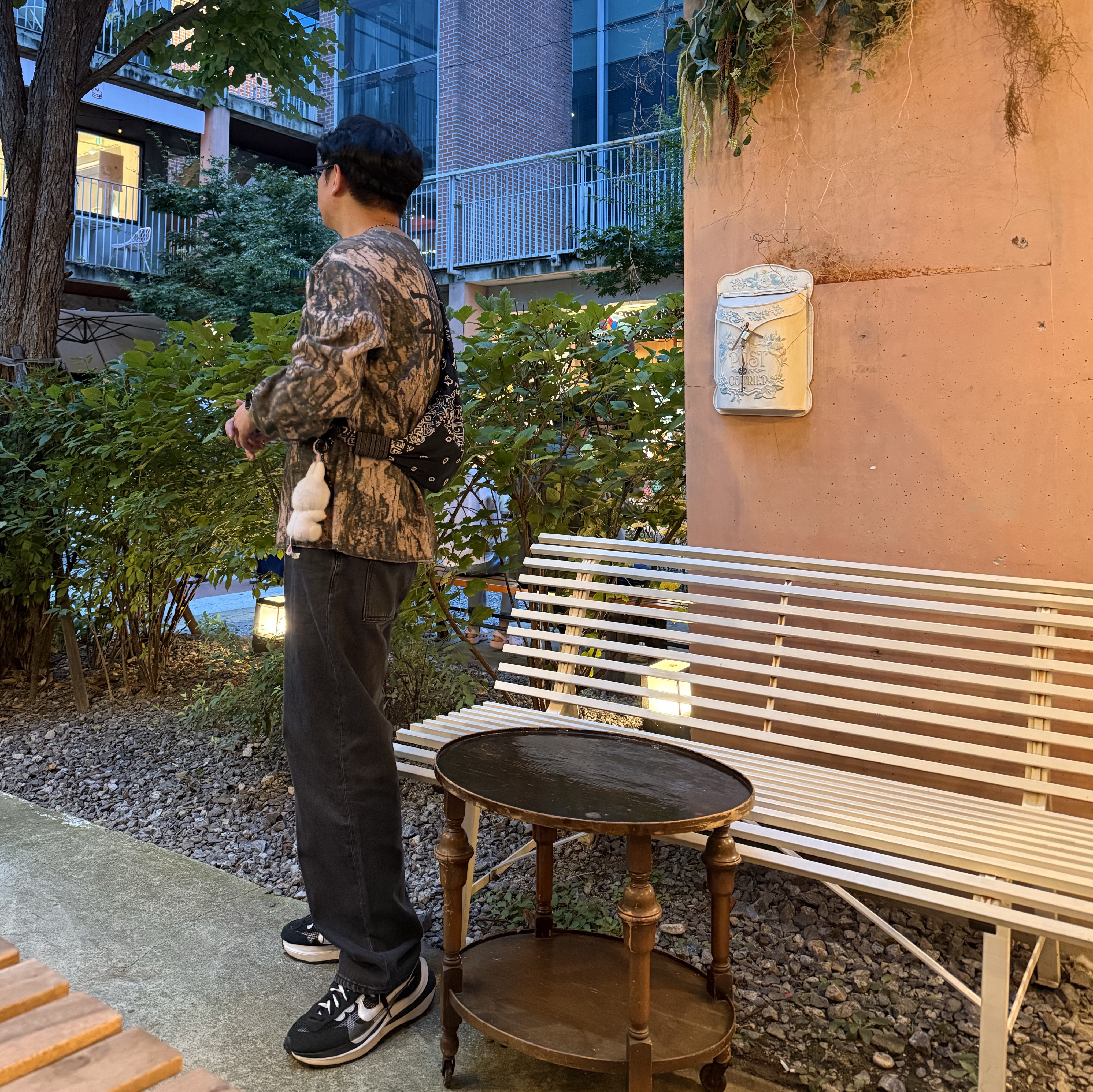 Uniqlo x JW Anderson Wide Fit Jeans Dark Gray - KR, Nike x Sacai VaporWaffle Black White 착용 스타일 - 2