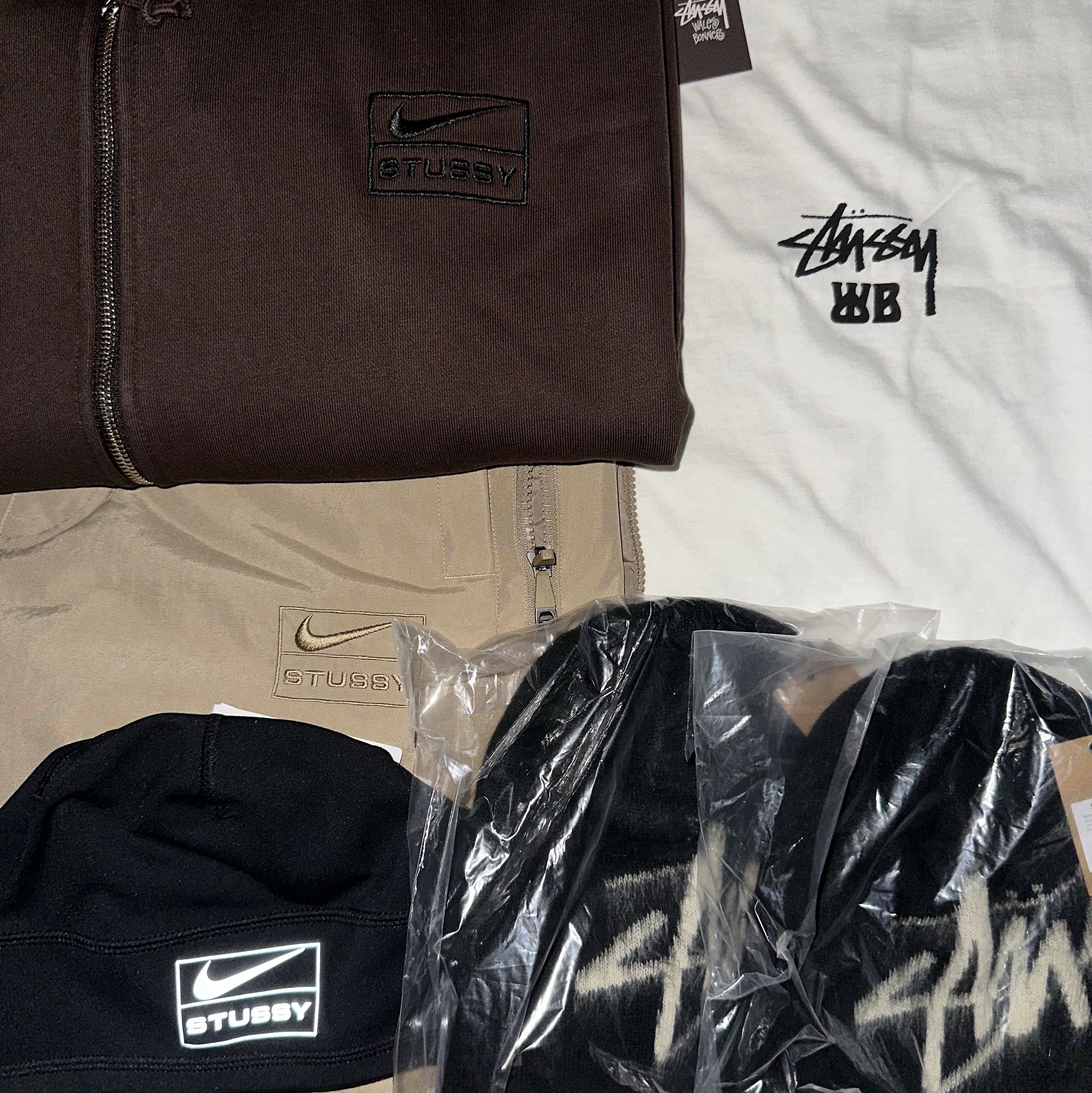 Nike x Stussy Stone Washed Fleece Zip Hoodie Dark Cinder (FJ9175-261), Nike x Stussy Utility Pants Pine Nut (HQ8545-223) 착용 스타일