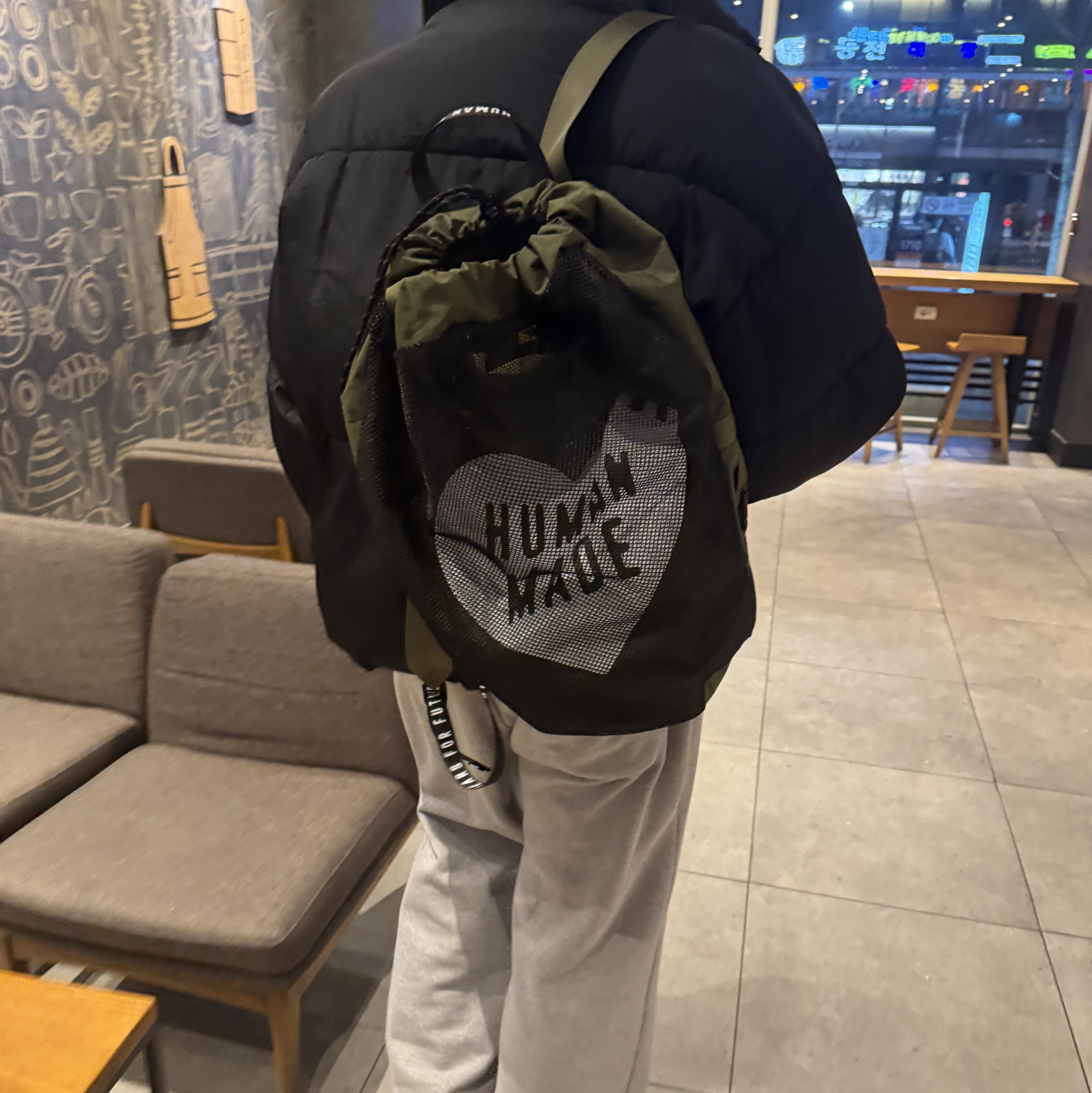 Human Made Drawstring Backpack Olive Drab 착용 스타일