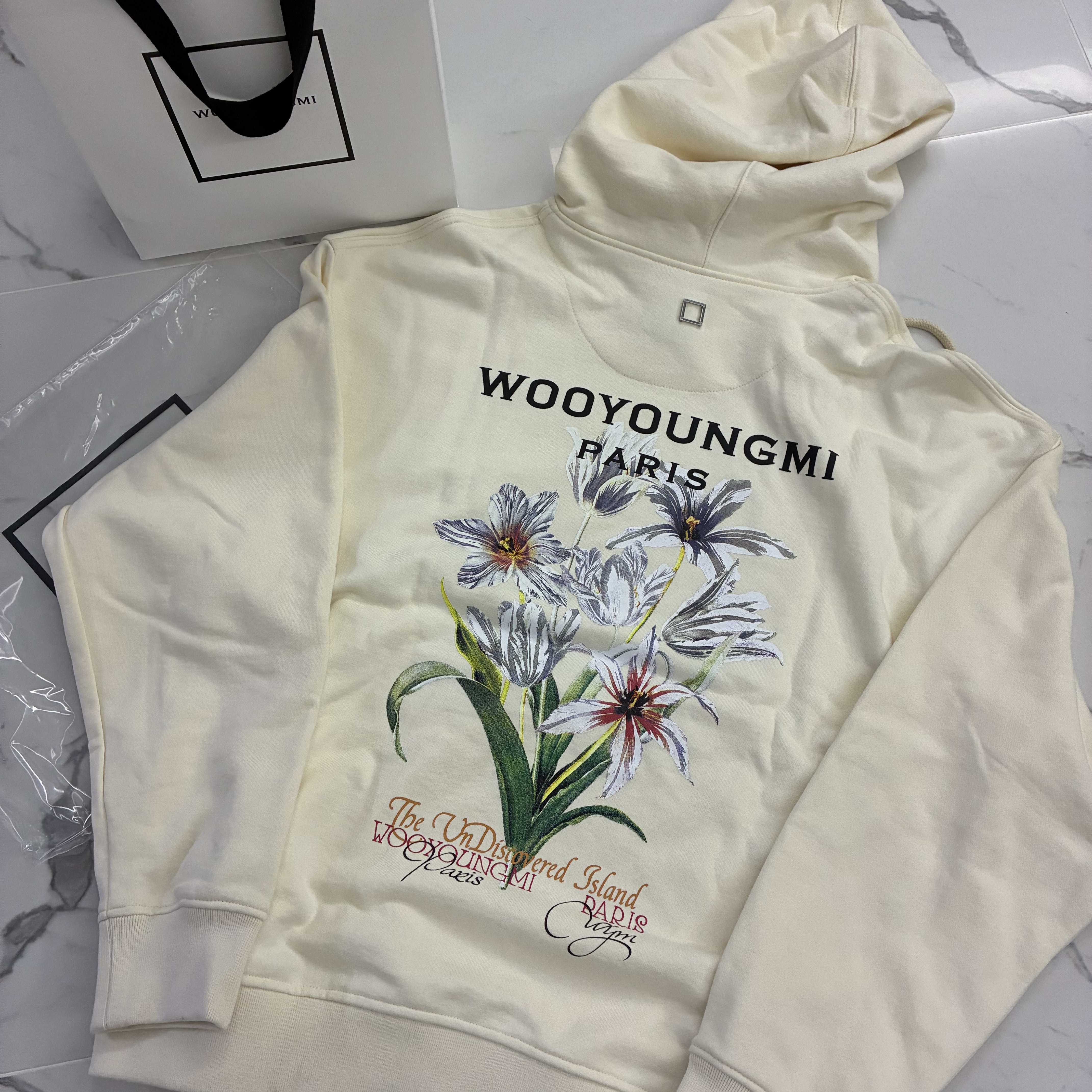 Wooyoungmi Flower Back Logo Hoodie Ivory - 24SS 착용 스타일