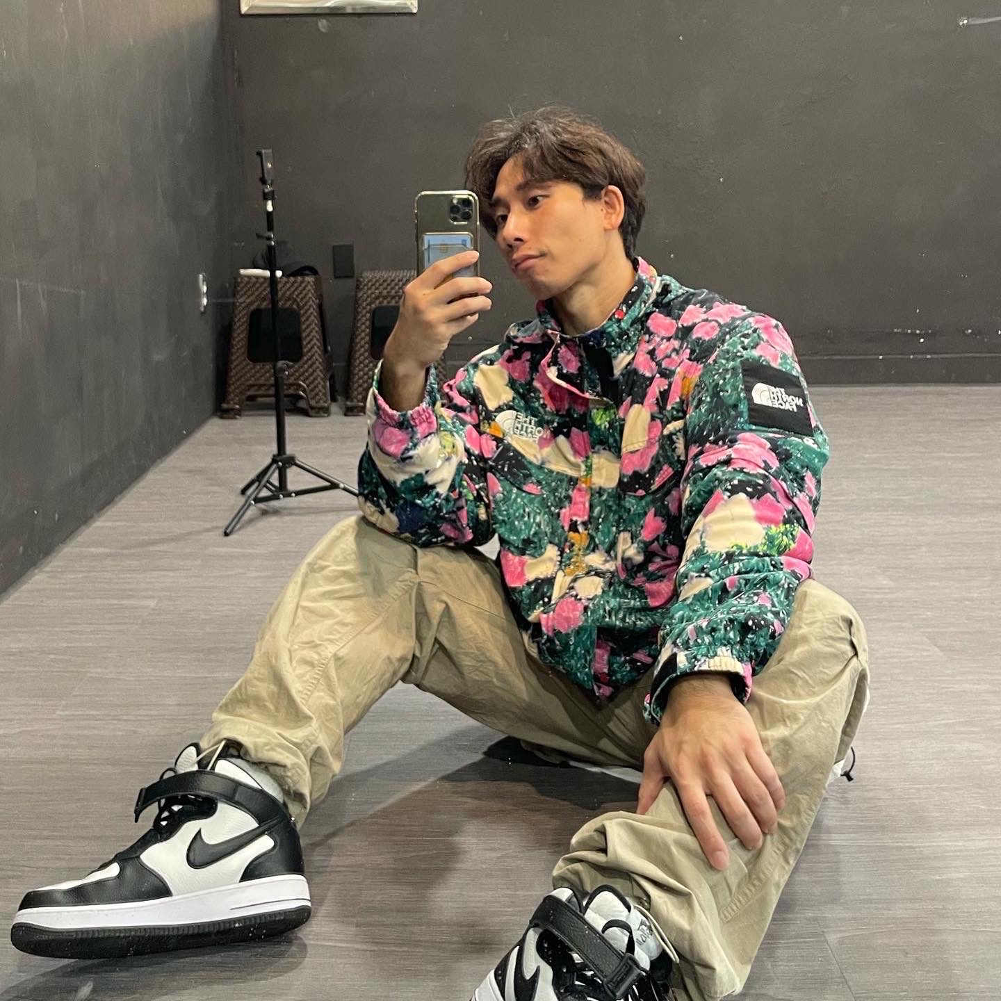 Supreme x The North Face Trekking Convertible Jacket Flowers - 22SS, Nike x Stussy Air Force 1 '07 Mid SP Black and Light Bone 착용 스타일 - 1