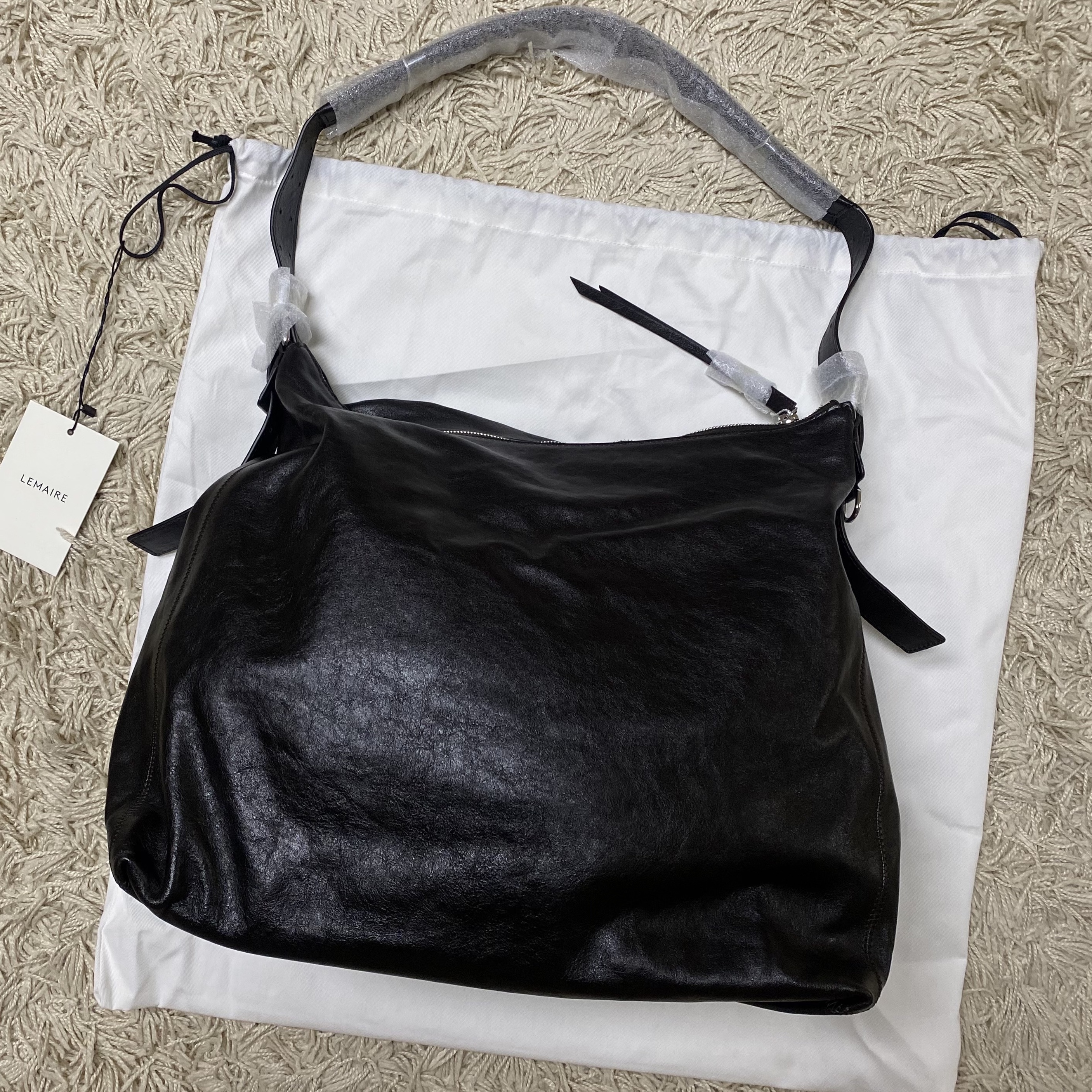 Lemaire Lux Leather Belted Hobo Bag Paper Dark Chocolate 착용 스타일