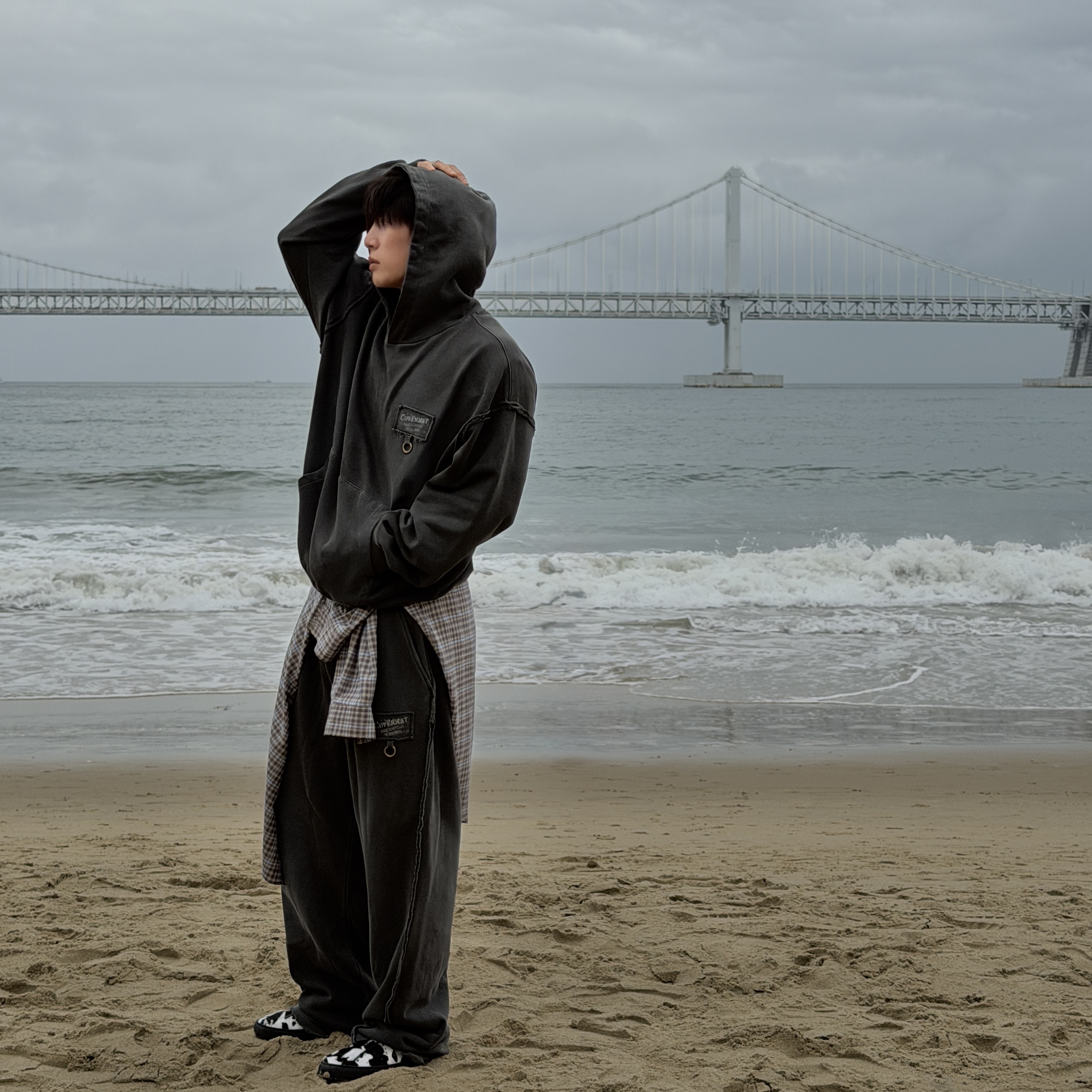 Covernat X Undermycar Destroyed Patch Sweatshirt Charcoal, Covernat X Undermycar Destroyed Patch Sweatpants Charcoal 착용 스타일 - 6