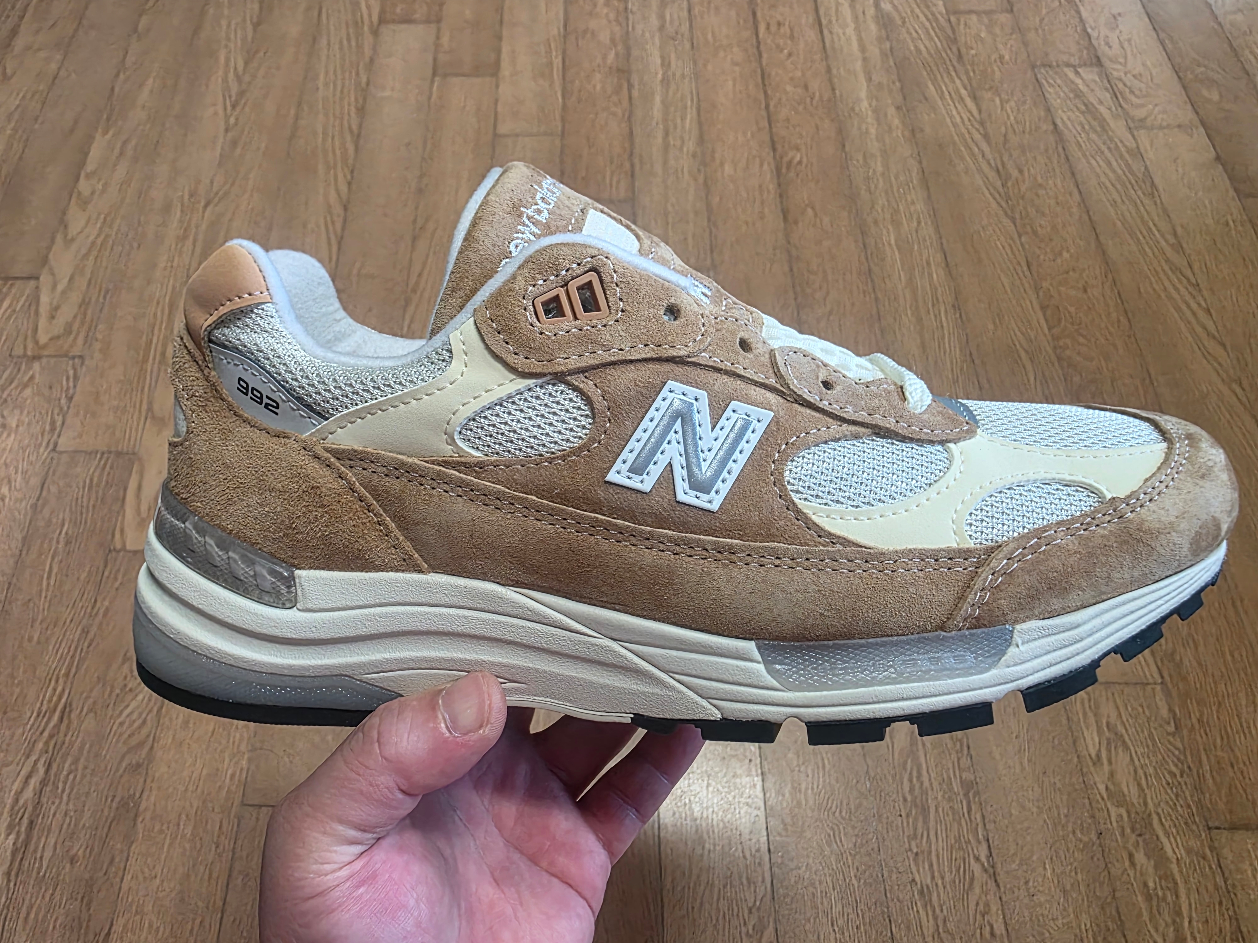 New Balance 992 Made in USA Sweet Caramel Calcium 착용 스타일 - 3