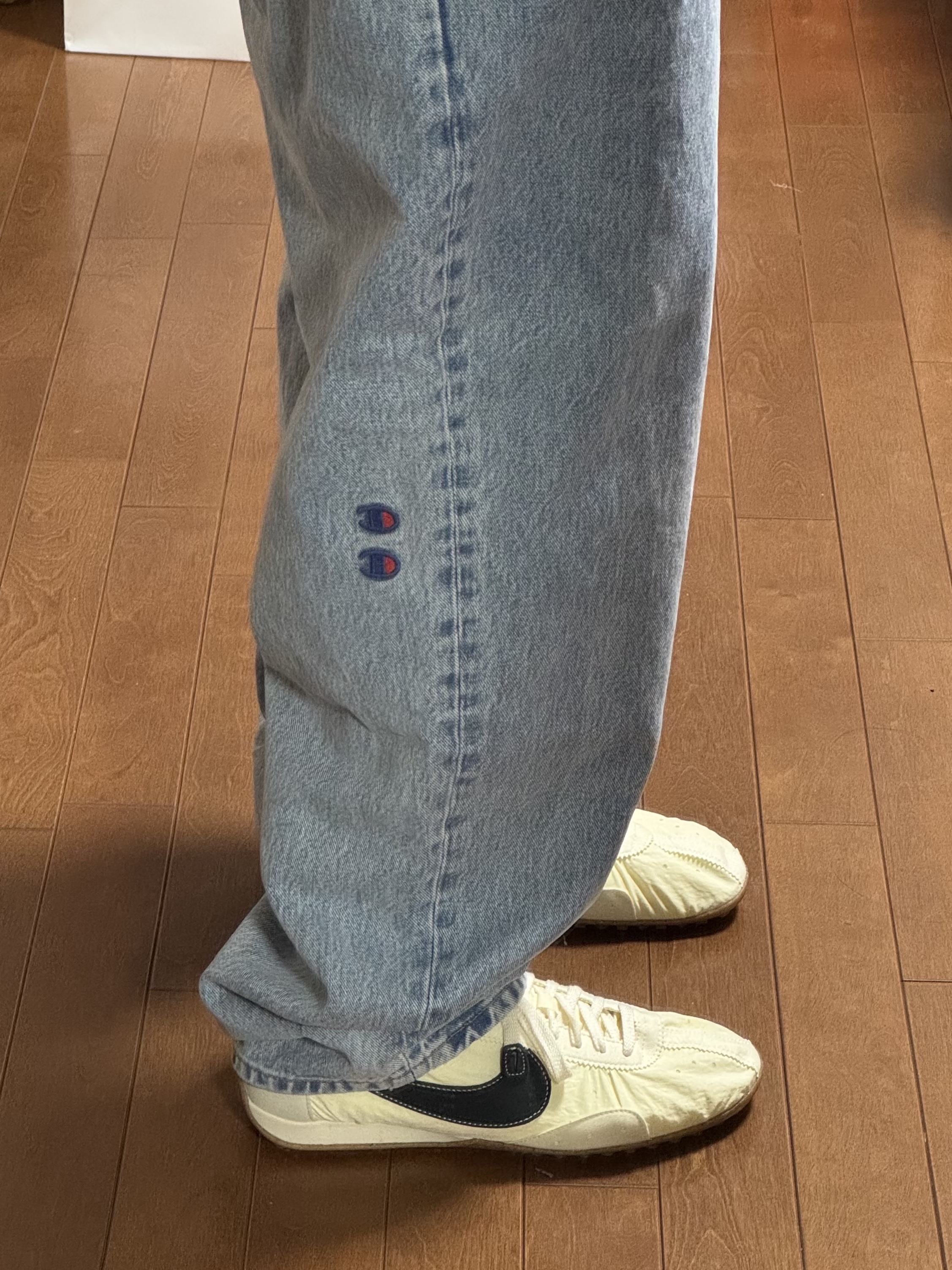 Nike x Jacquemus Moon Shoe SP Alabaster Off Noir, Zara x Champion Loose Tapered Fit Jeans Light Blue 착용 스타일 - 1