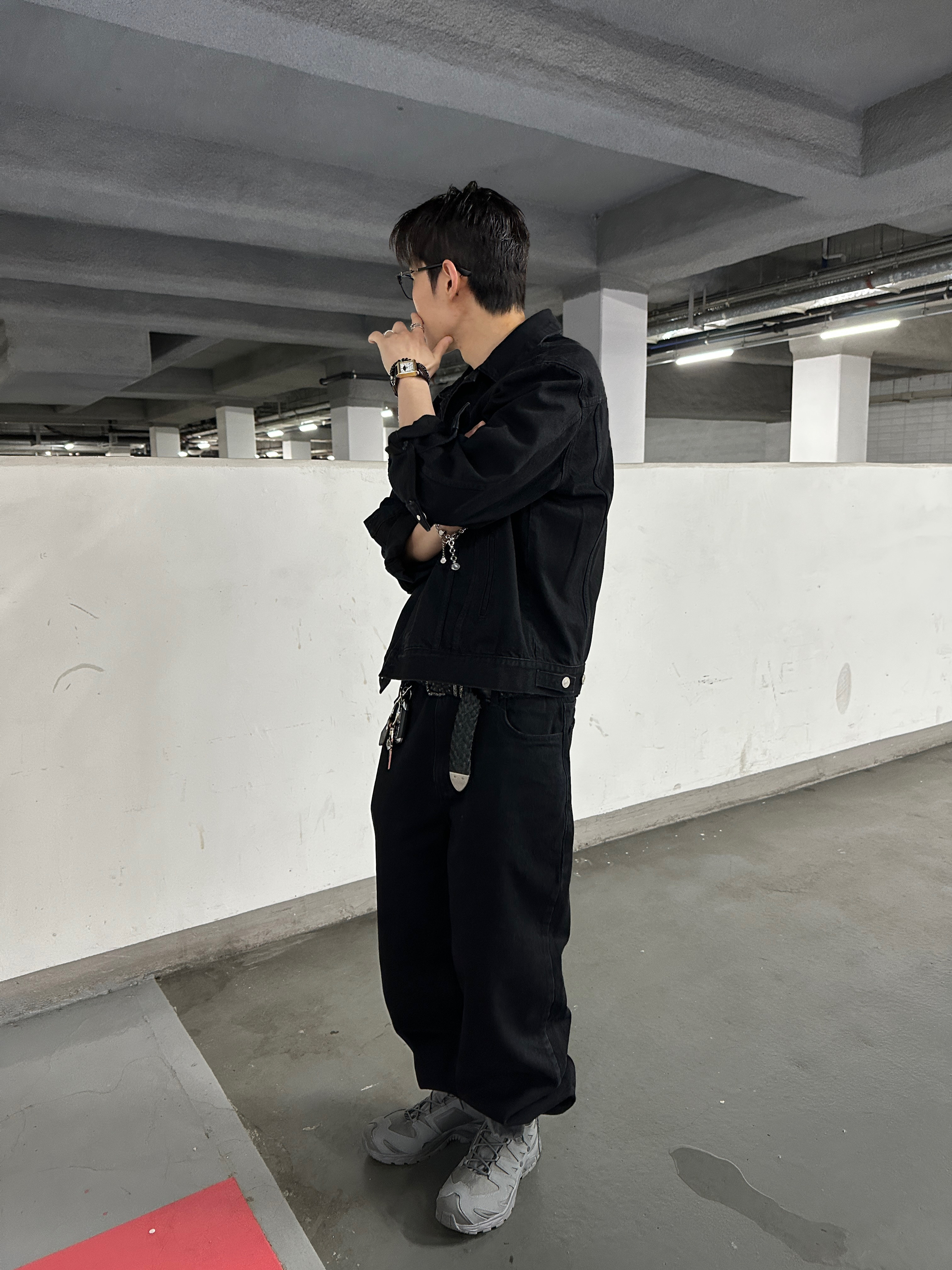 Junne J43 Structured Denim Trucker Jacket Black, Salomon x Rier XA Jungle Castlerock 착용 스타일 - 4