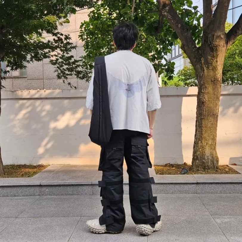 Yeezy Gap Engineered By Balenciaga Snake Bag Black 착용 스타일