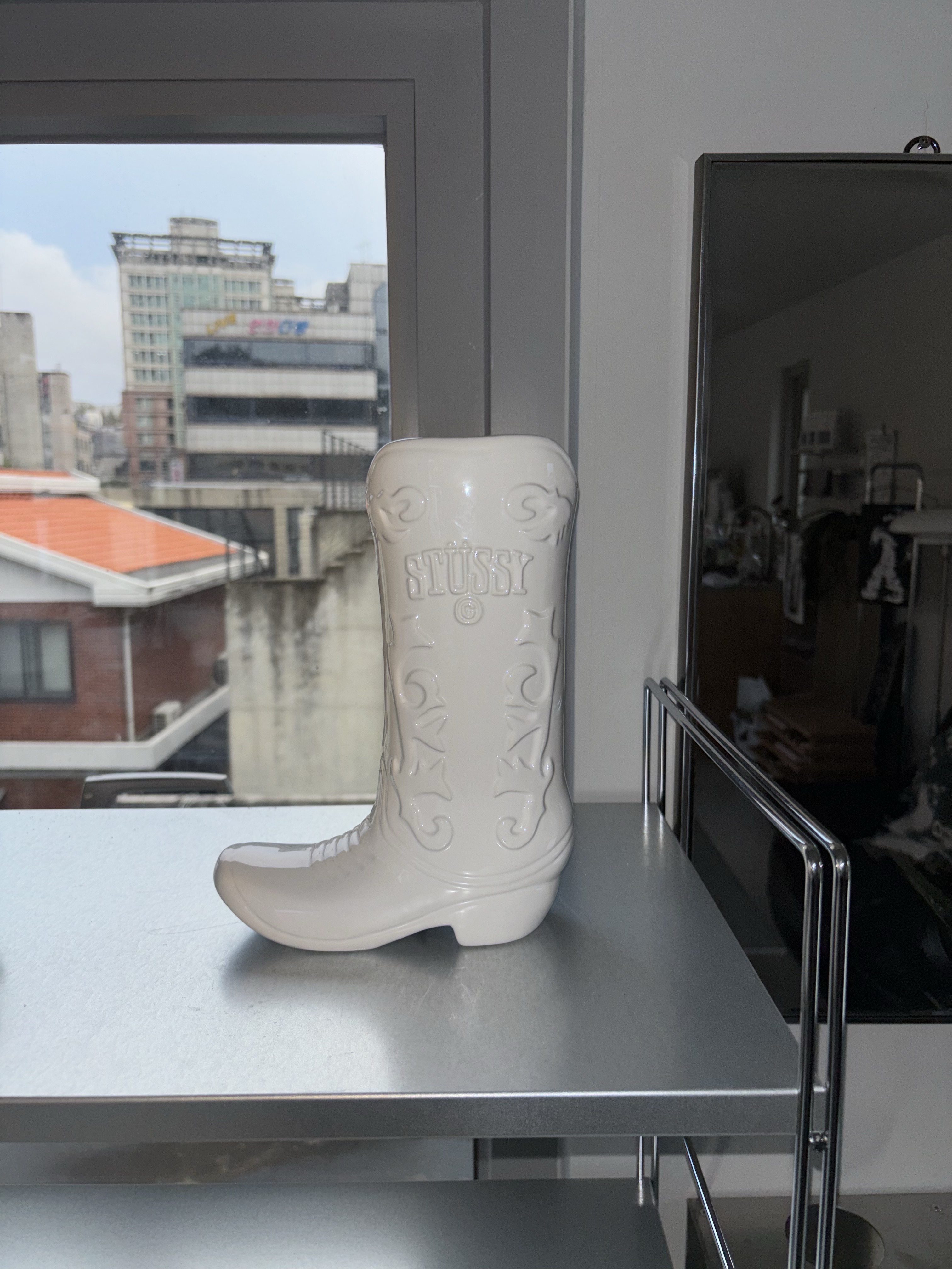 Stussy Ceramic Boot Vase White 착용 스타일