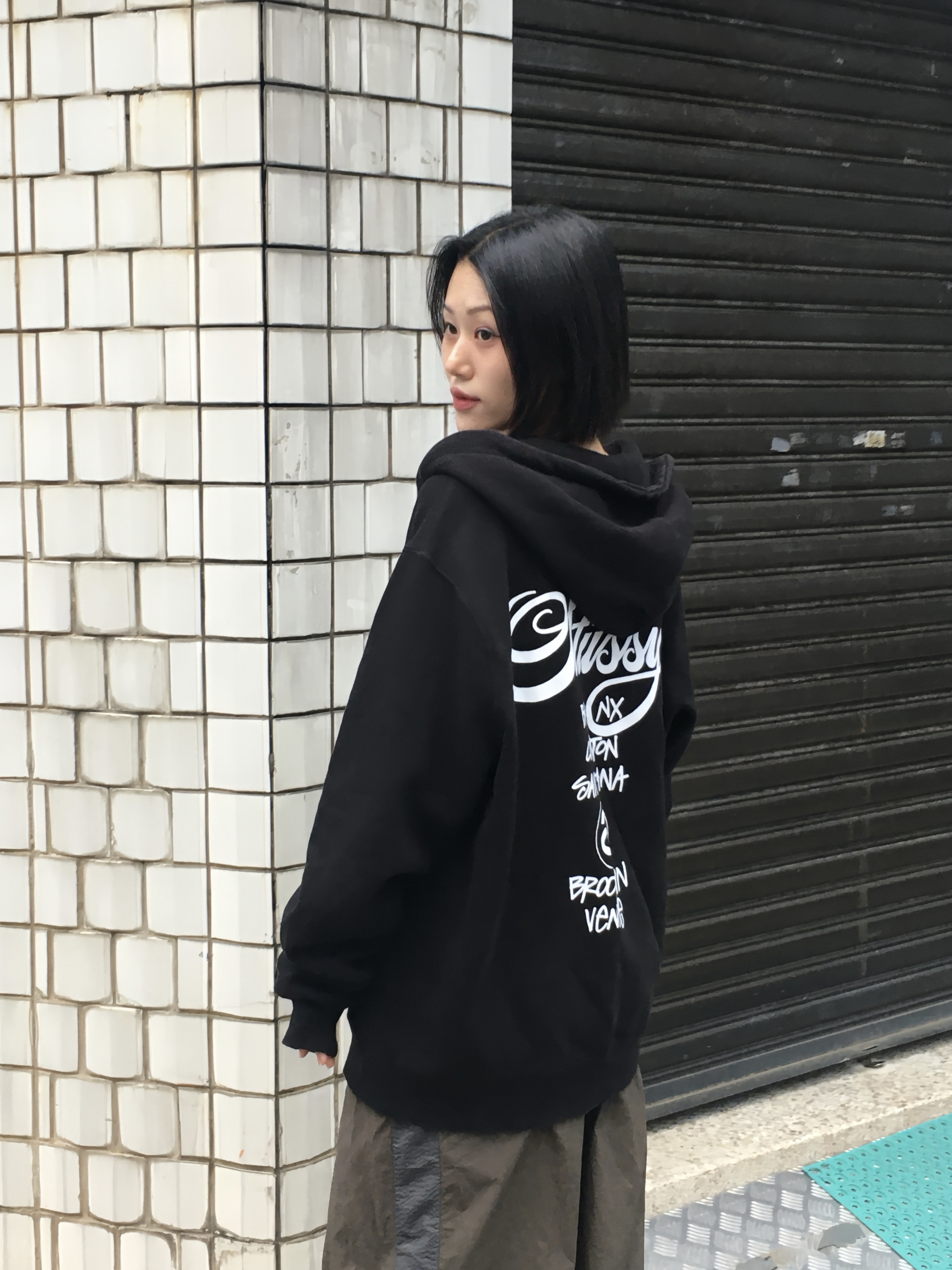 Stussy World Tour Hoodie Black 착용 스타일 - 1