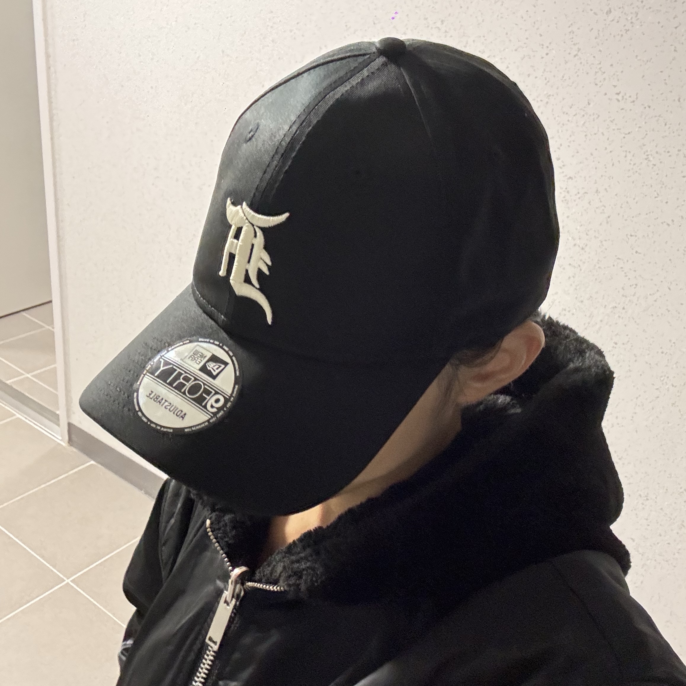 New Era x Fear of God 9forty Chicago White Sox Adjustable Cap Black 착용 스타일