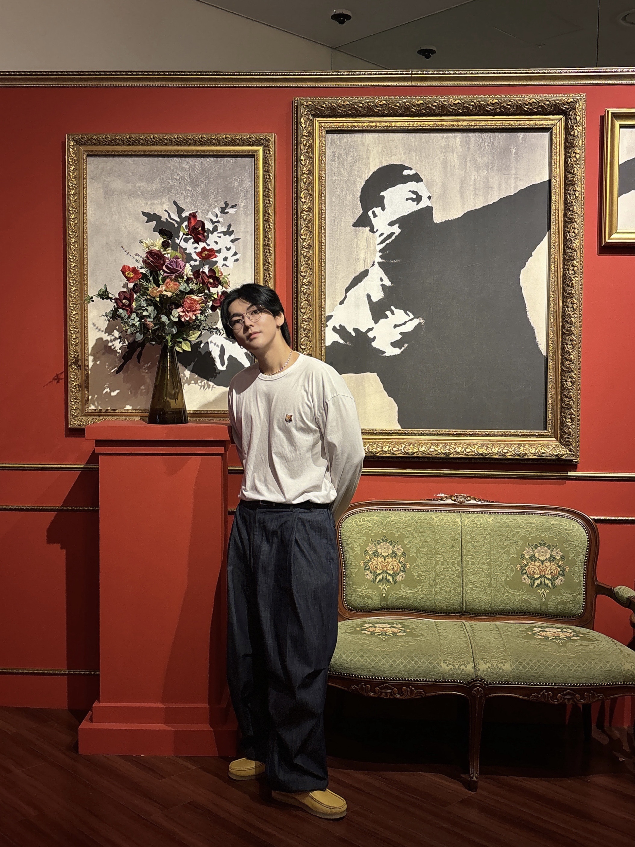 Clarks Wallabee Yellow Suede, Maison Kitsune Fox Head Patch Regular Long Sleeve T-Shirt White 착용 스타일 - 8