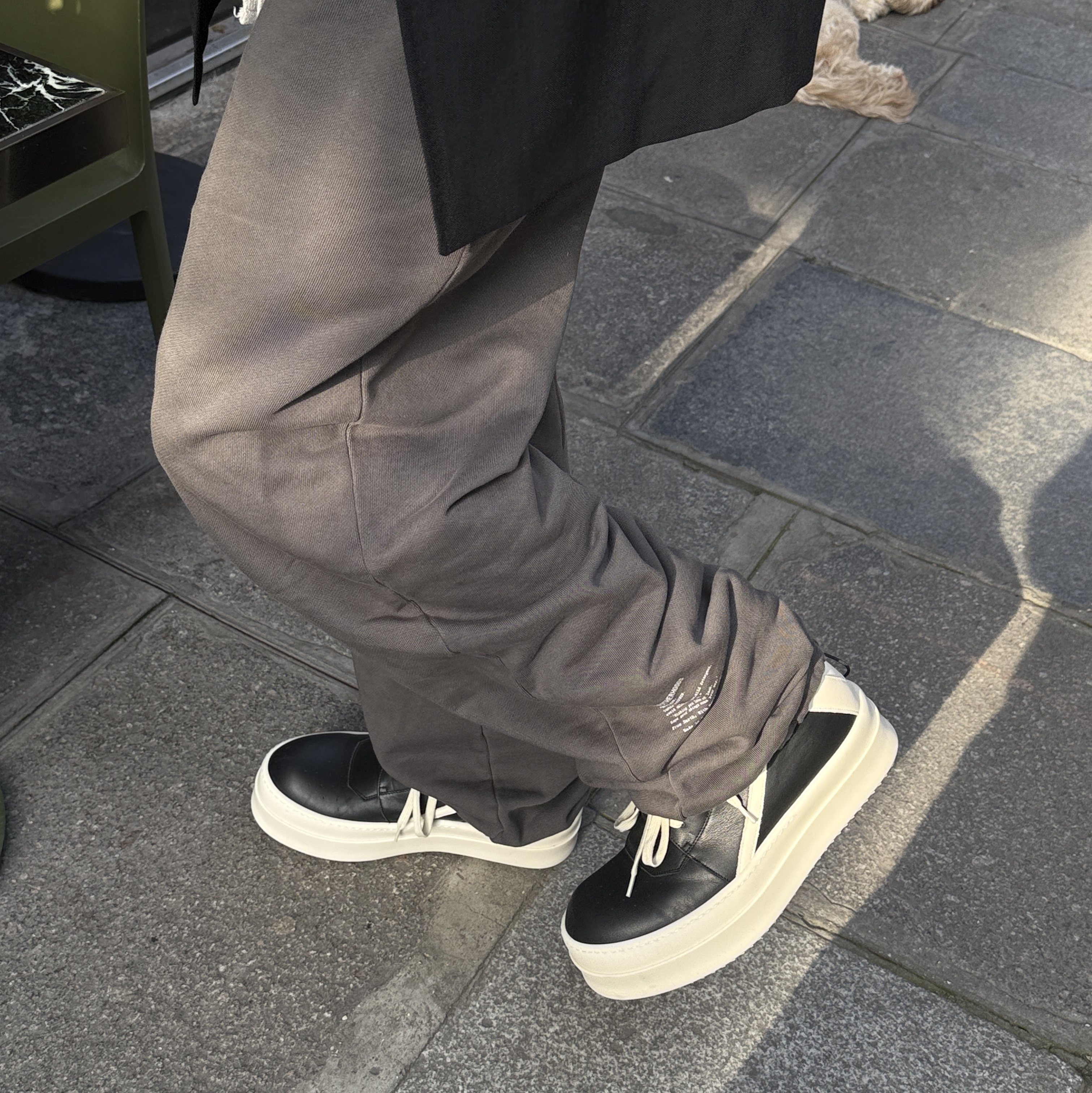 Rick Owens Hollywood Mega Bumper Geobasket in Full Grain Calf Leather Black Milk 착용 스타일 - 1