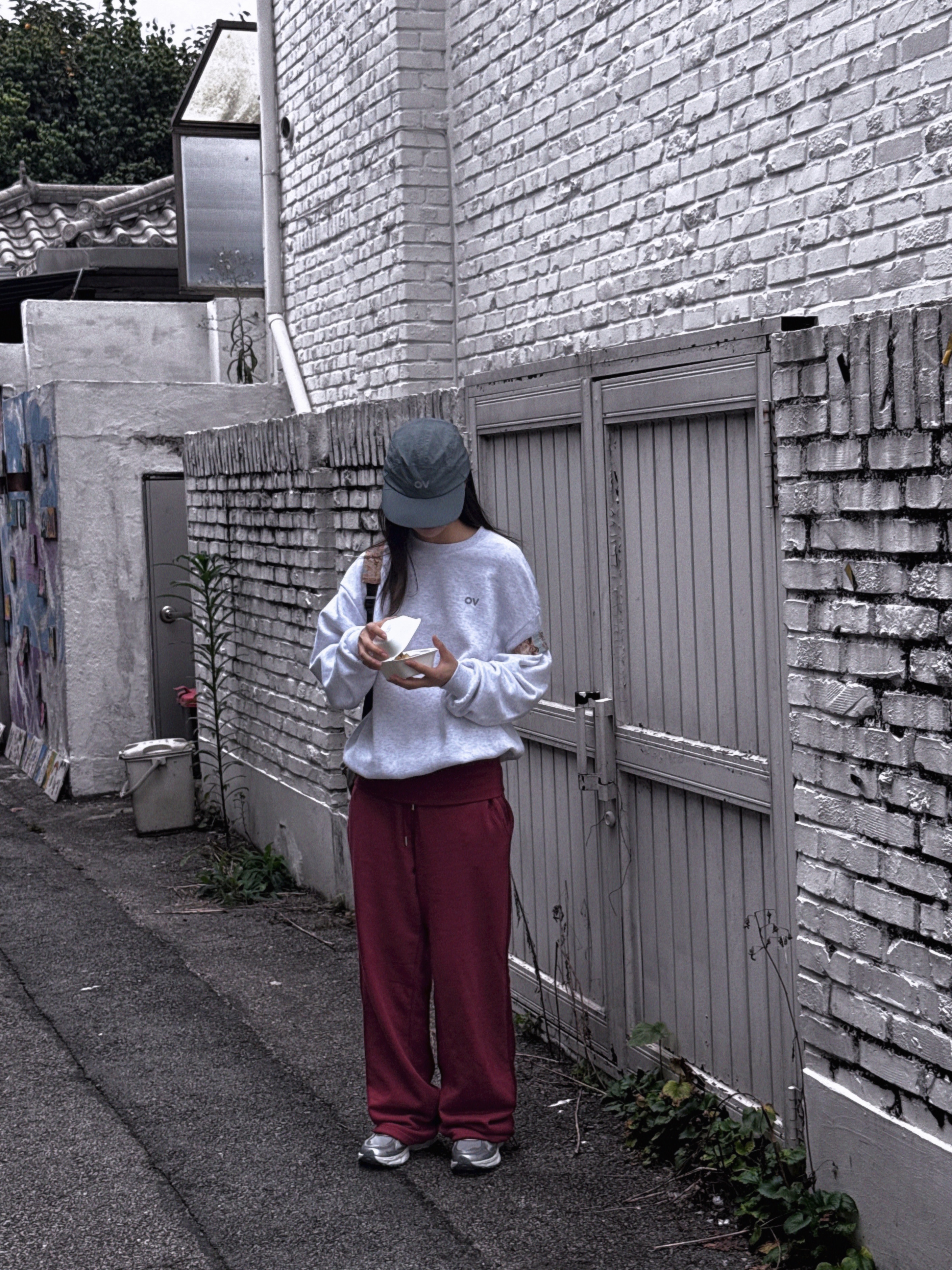 Outdoor Voices Technol-Ov™ Light Weight Cap Gray, Outdoor Voices Logo Sweatshirt Light Heather Gray 착용 스타일 - 5