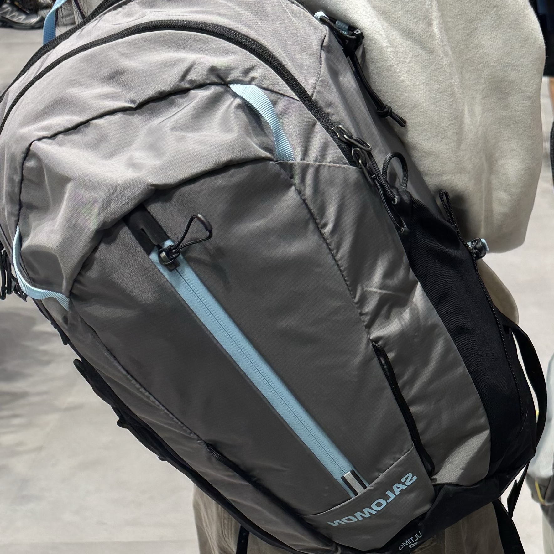 Salomon Ultimo 10L Backpack Charcoal 착용 스타일