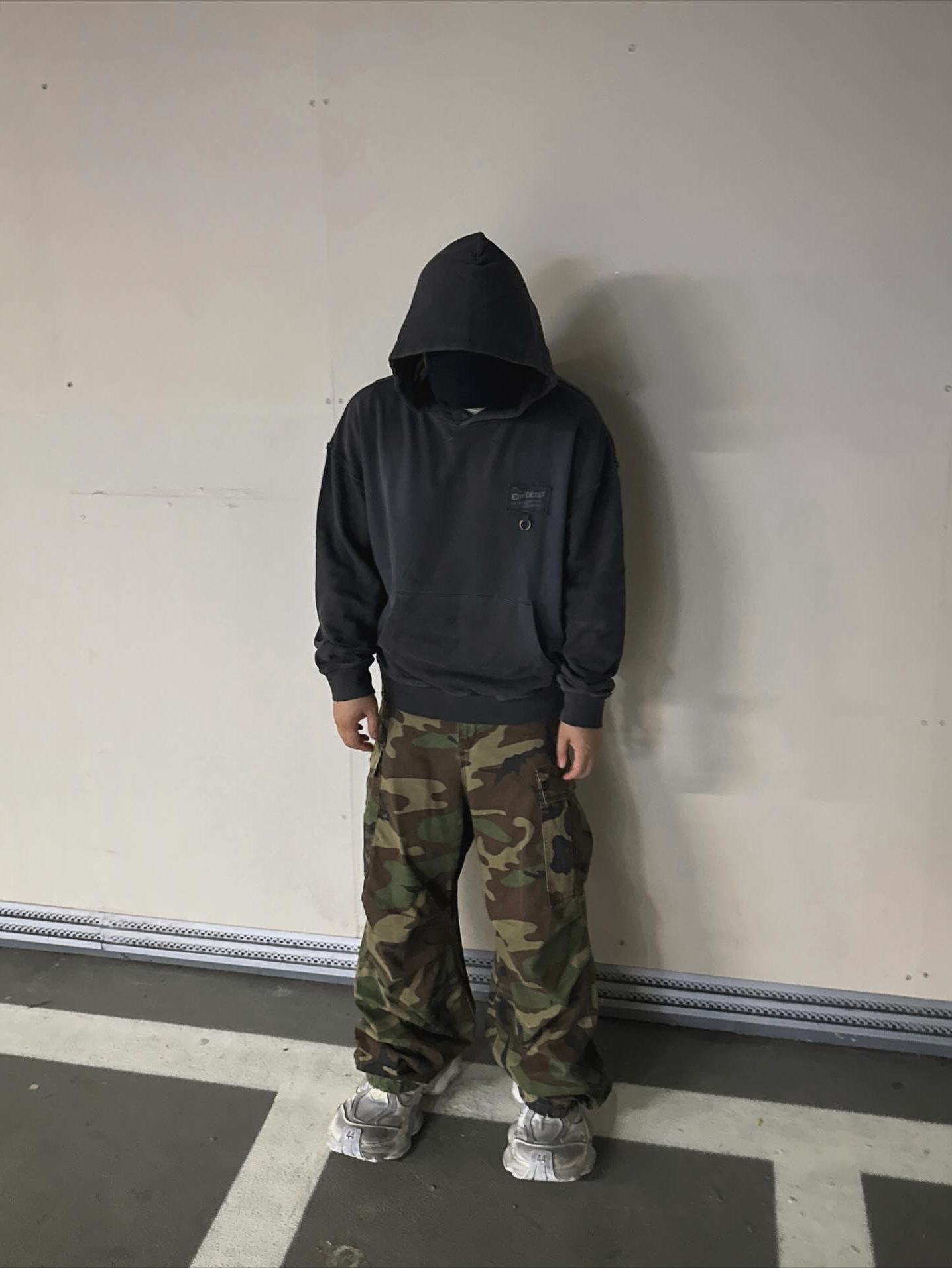 Covernat X Undermycar Destroyed Patch Hoodie Charcoal, NOD Stone Washed Cargo Pants Camo 착용 스타일 - 1
