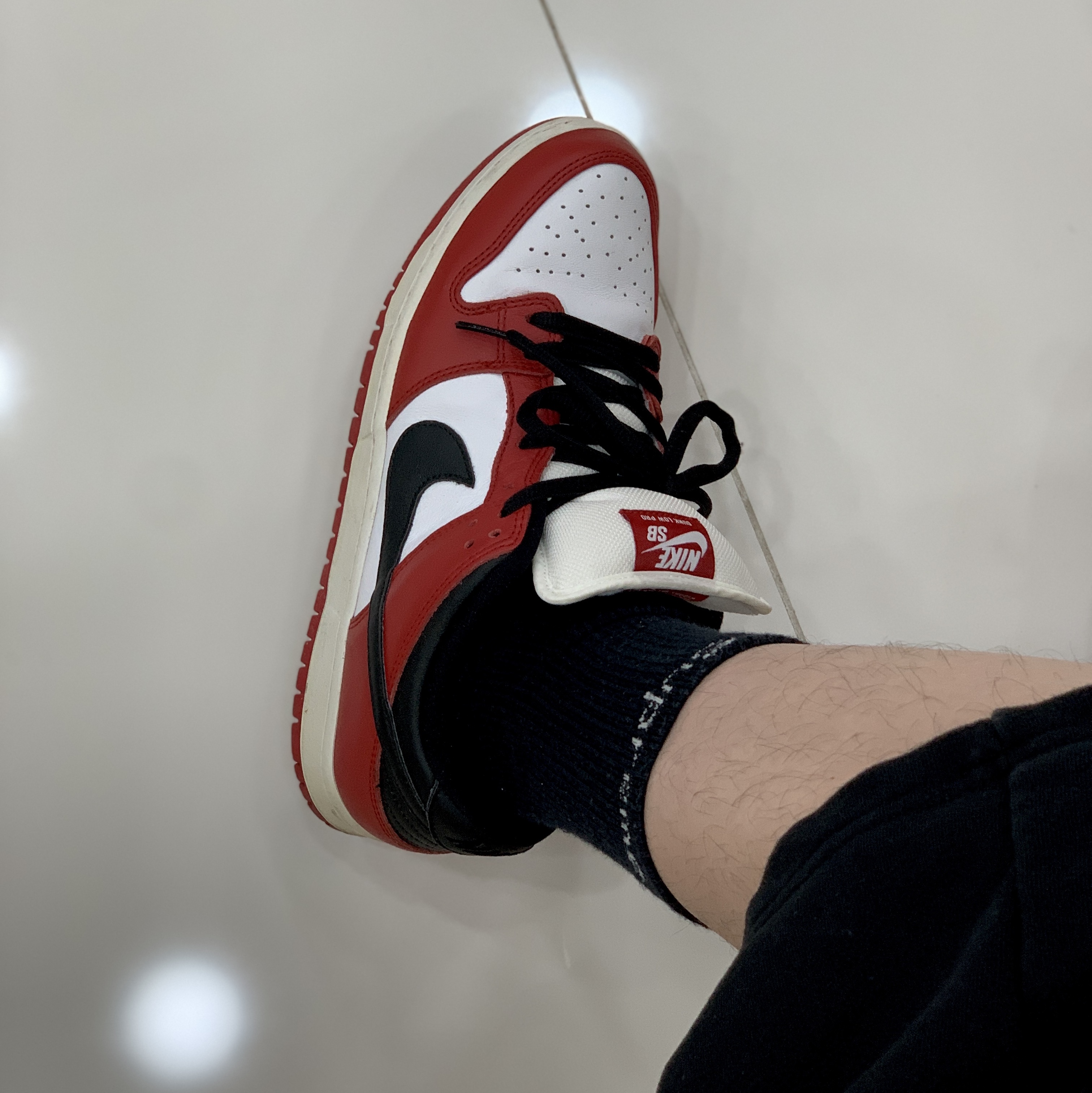 Nike SB Dunk Low Pro Chicago, Supreme Hanes Crew Socks Black (4 Pack) 착용 스타일