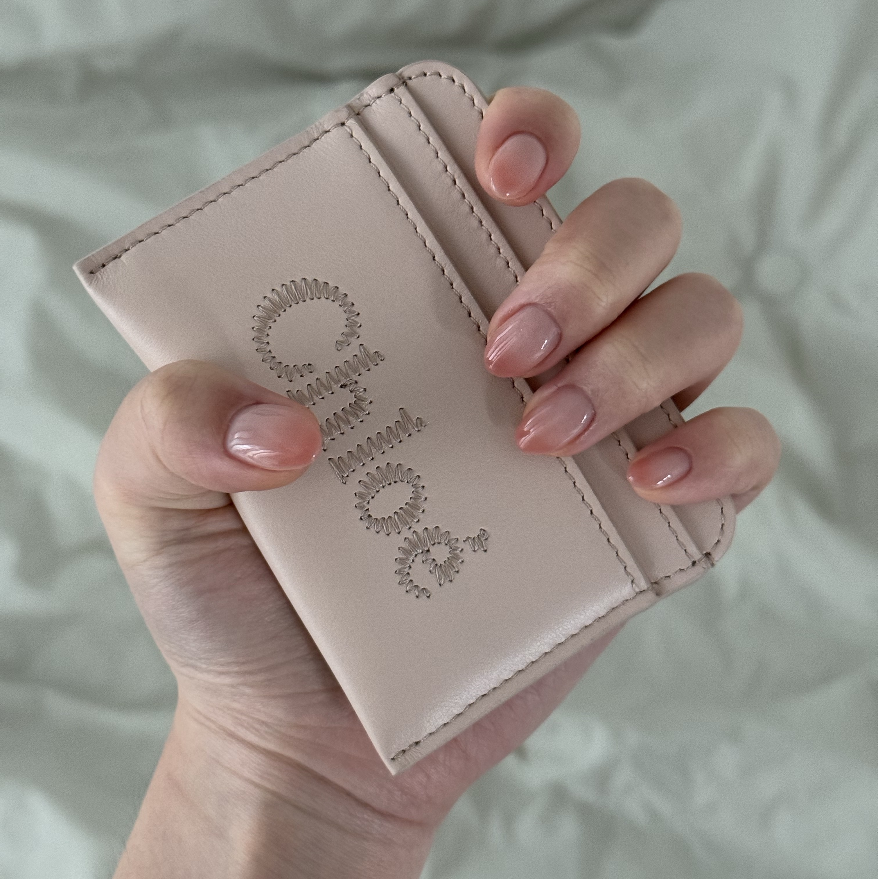 Chloe Sense Card Holder Cement Pink 착용 스타일