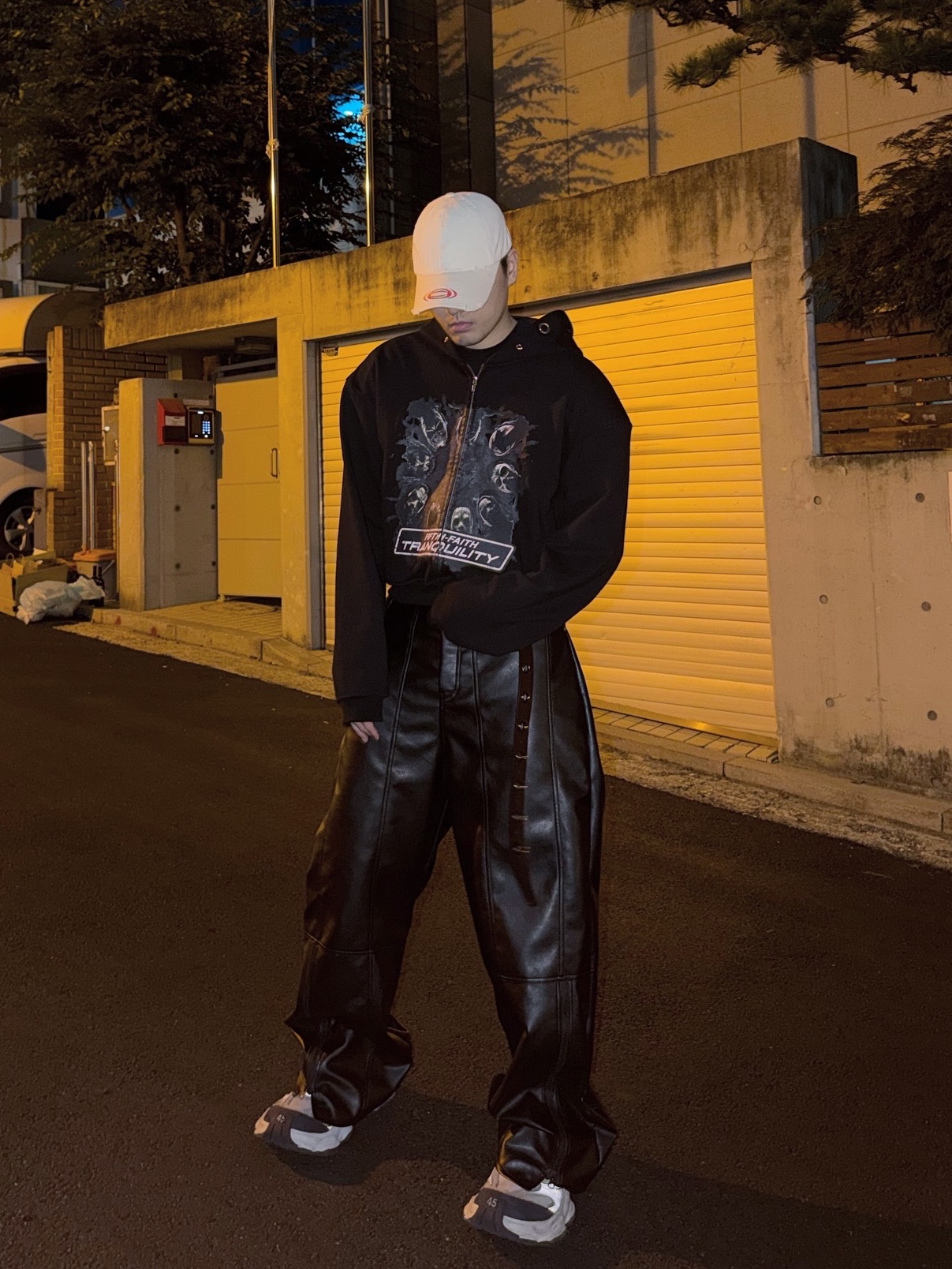 CSC Tranquility Hoodie Zip Up Black, Civision by CSC Iconic Logo Cap Light Beige 착용 스타일 - 1