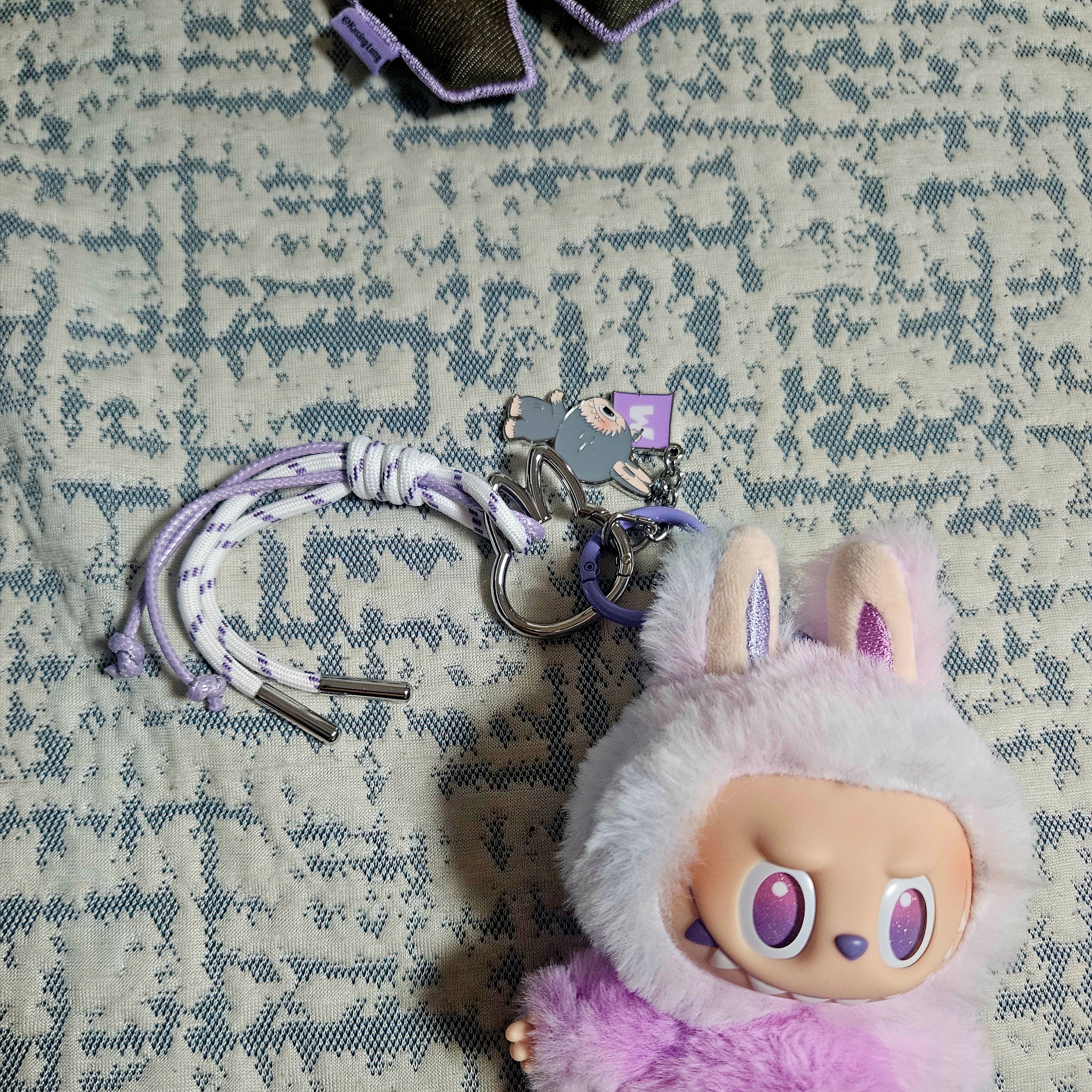 Pop Mart Labubu The Monsters Highlight Series Luck Keyring (Opened Case), Pop Mart Labubu The Monsters Pin For Love Series - Letter Pendant Sealed Case (N-Z) (1 Blind Box) 착용 스타일