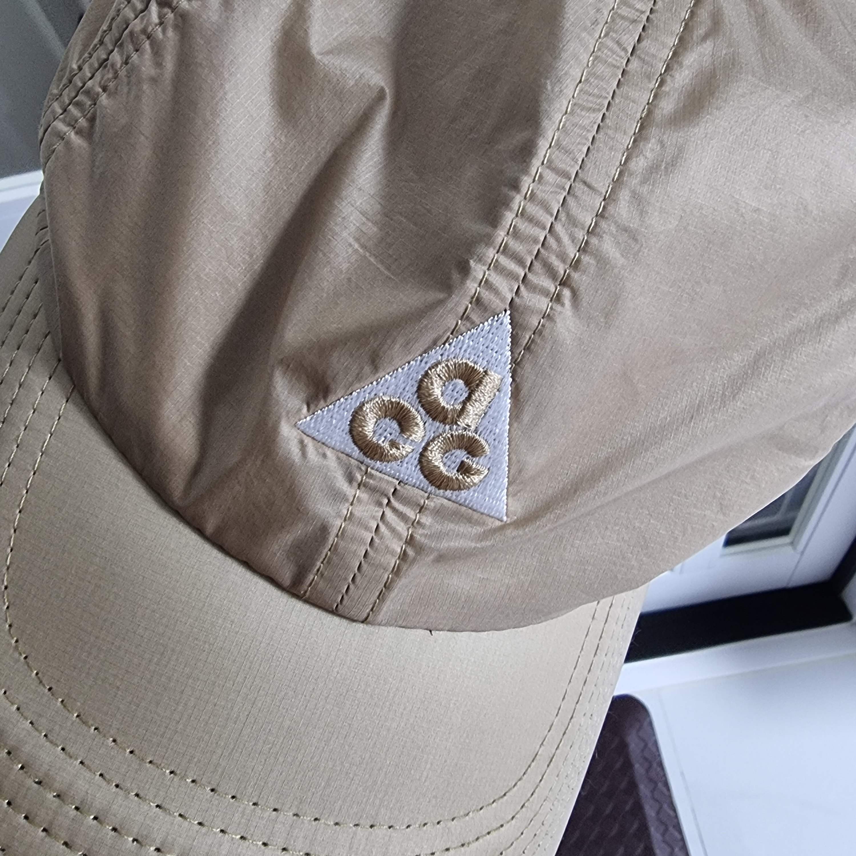 Nike ACG Dri-Fit Club Trail Cap Parachute Beige 착용 스타일 - 1