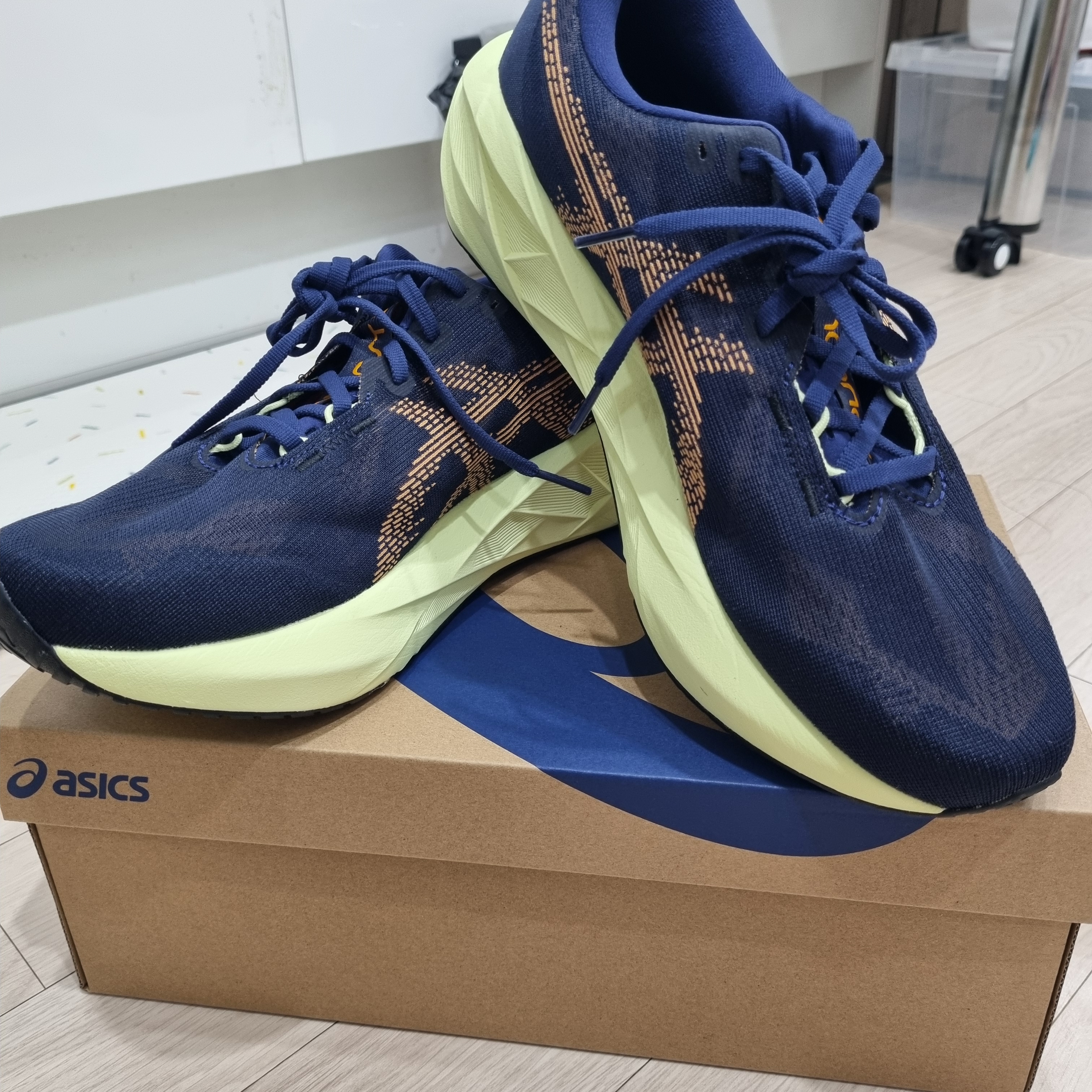 Asics Novablast 5 Indigo Blue Amber - 2E Wide 착용 스타일