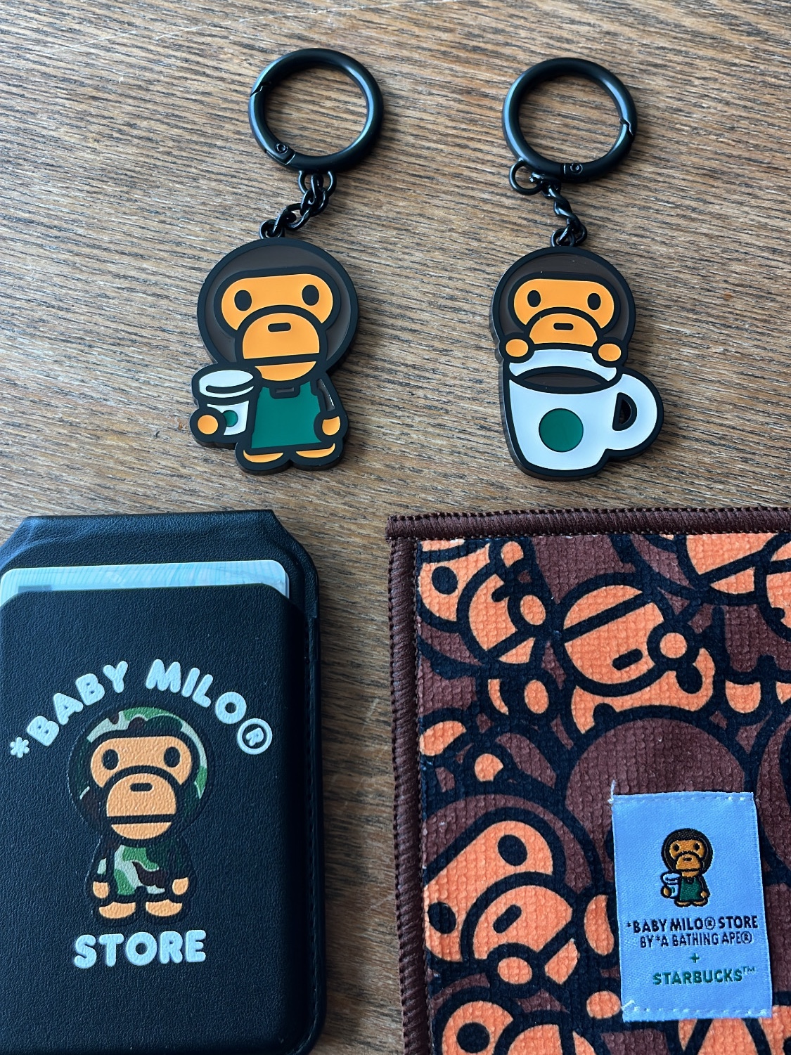 Starbucks x BAPE Baby Milo Coaster, BAPE Baby Milo MagSafe Card Holder Black 착용 스타일