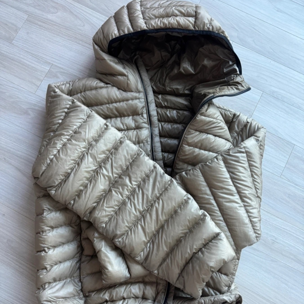 Musinsa Standard City Leisure Sheer Ripstop Hooded Light Down Jacket Mud Beige 착용 스타일
