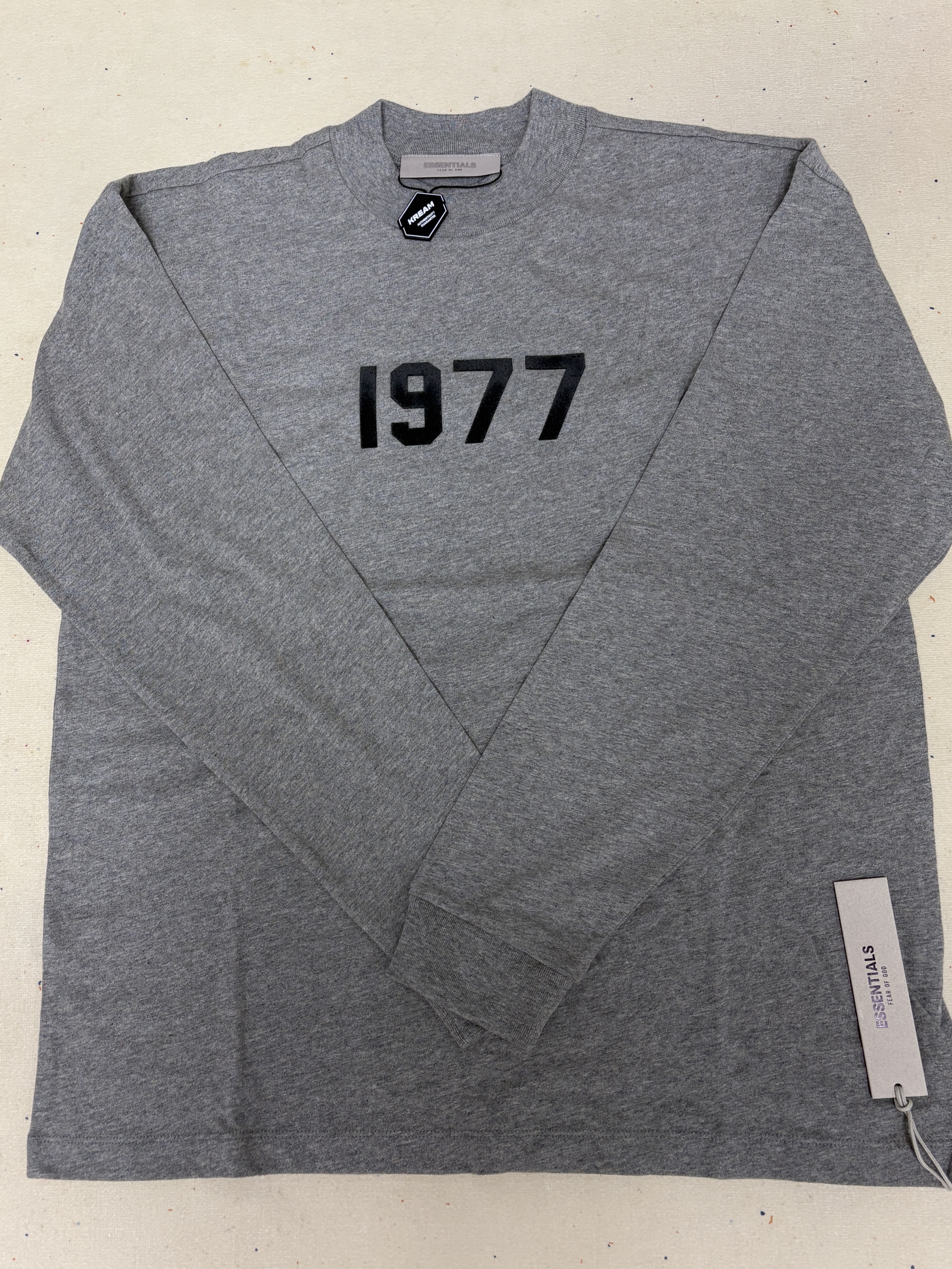 (Kids) Essentials 1977 Long Sleeve T-Shirt Dark Oatmeal - 22SS 착용 스타일 - 1