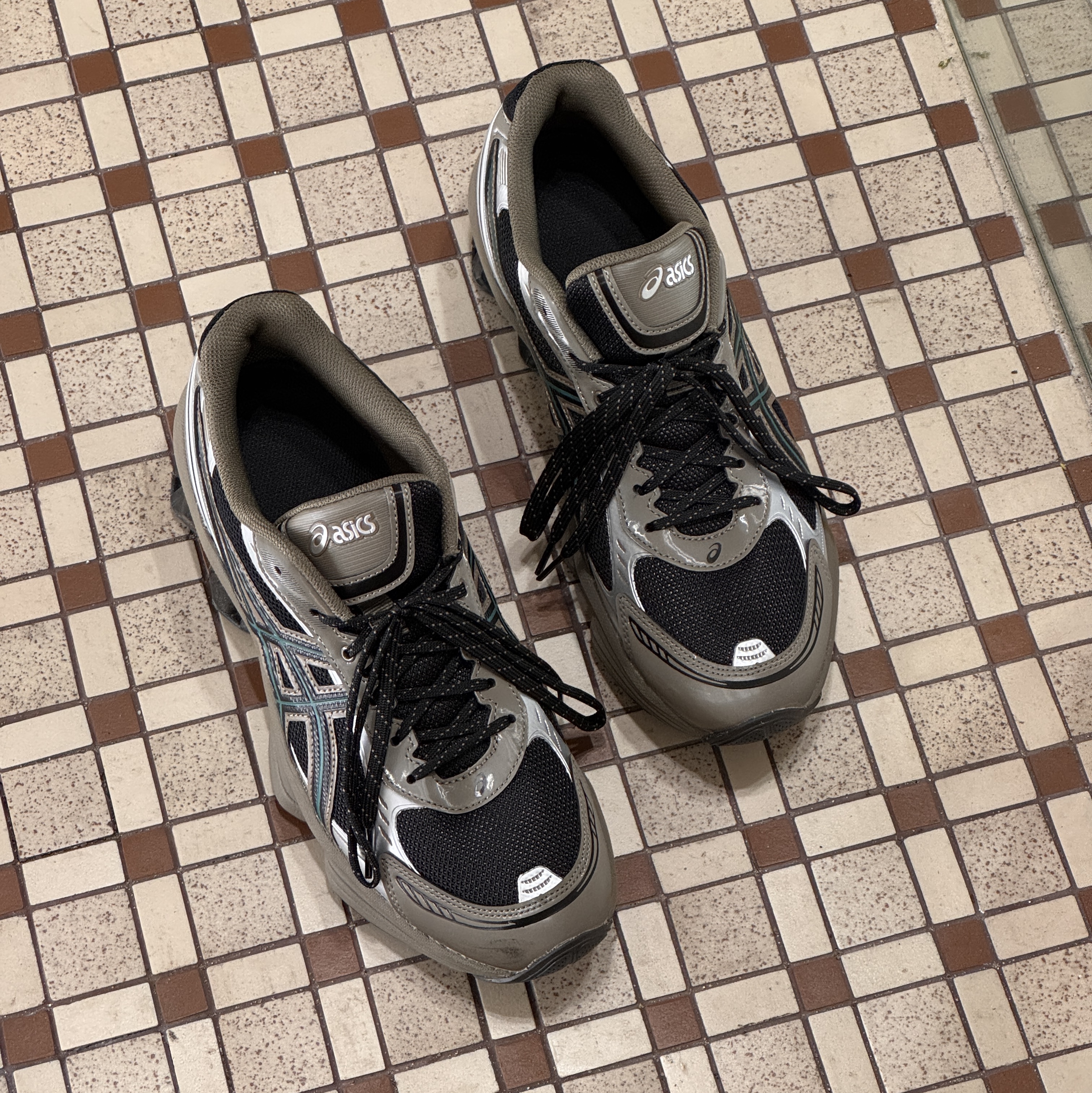 Asics Gel-Kinetic Fluent Black Dark Taupe 착용 스타일