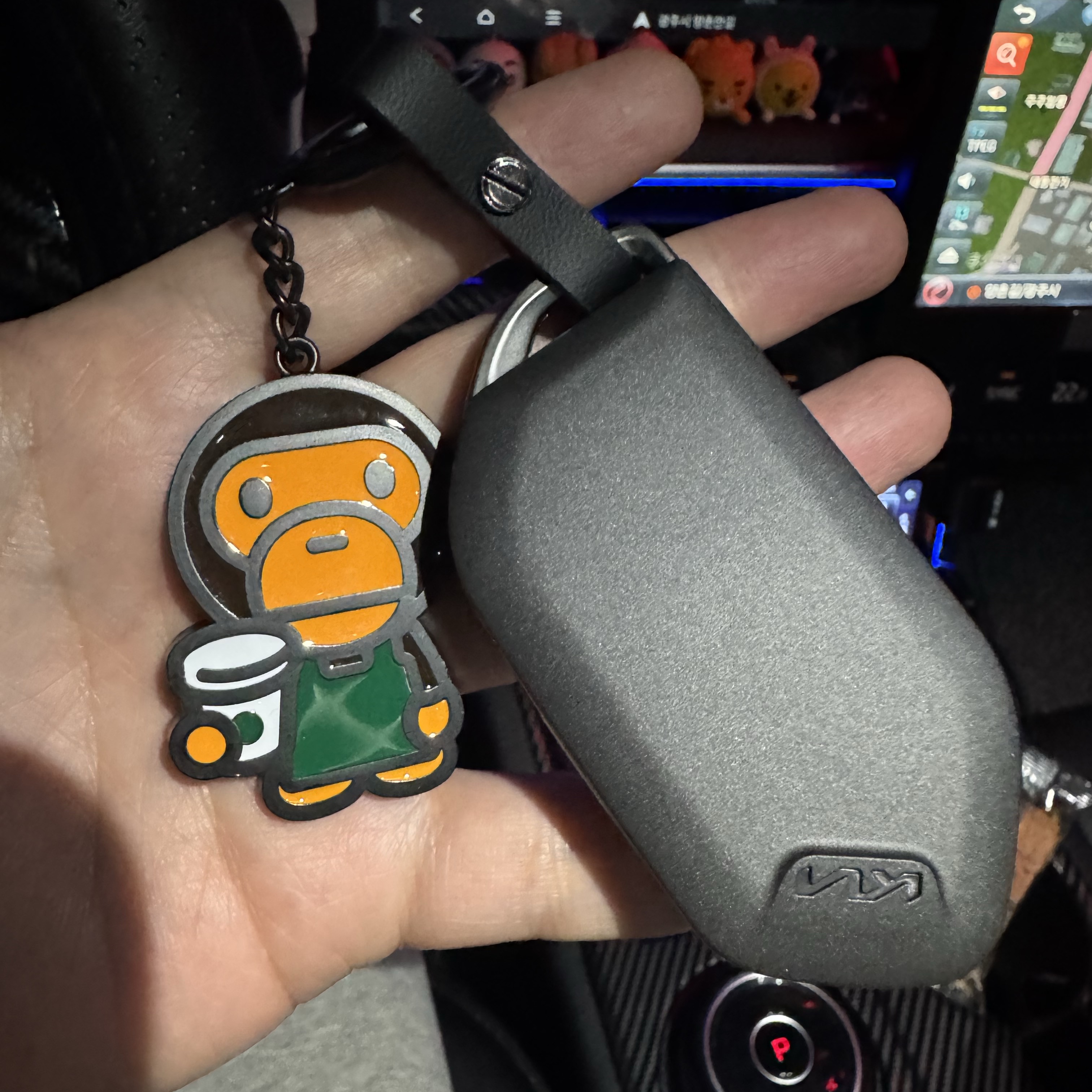Starbucks x BAPE Baby Milo Keychain 착용 스타일