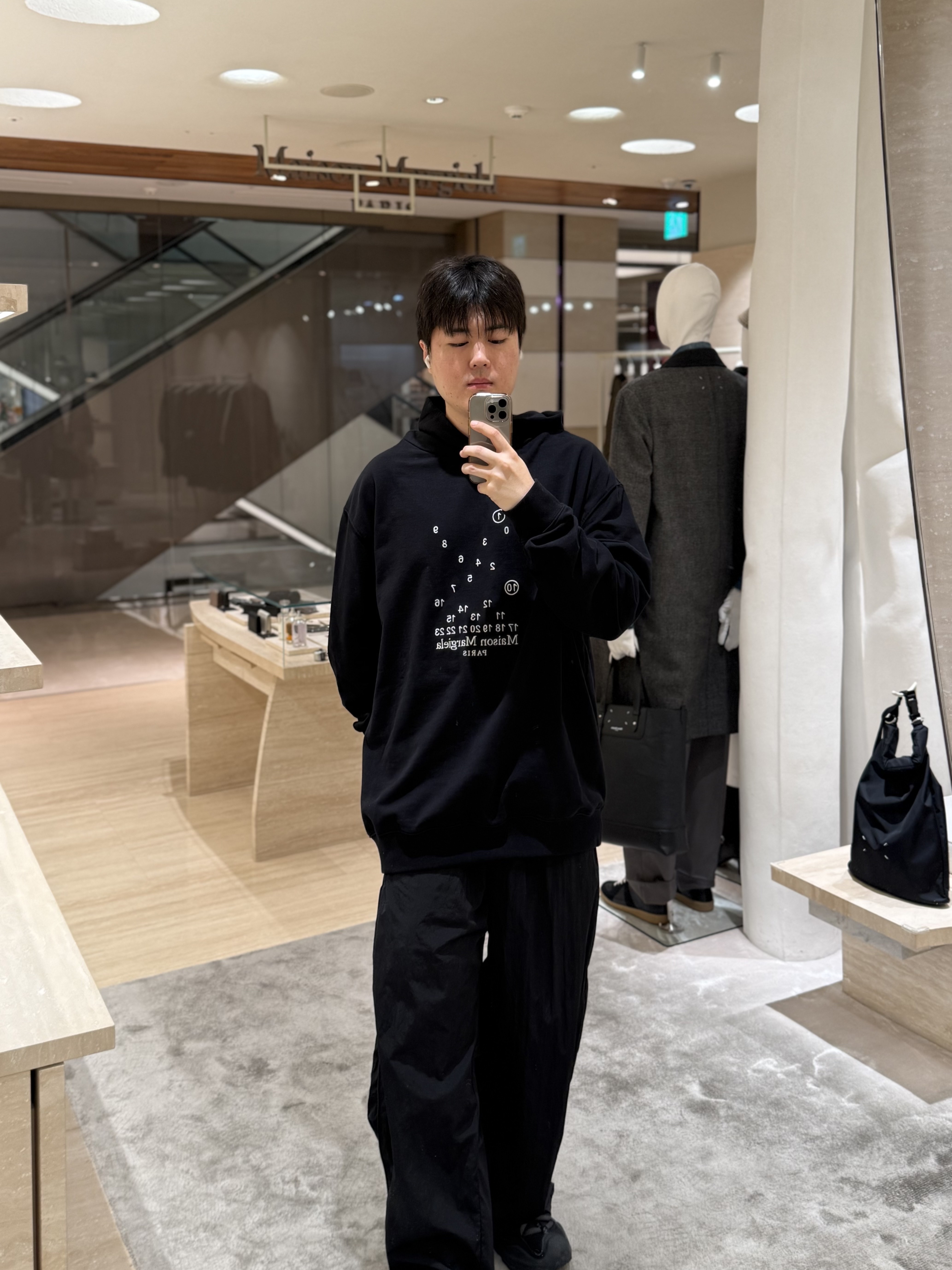 Maison Margiela Logo Hooded Sweatshirt Black, Hoka Ora Primo Black 착용 스타일
