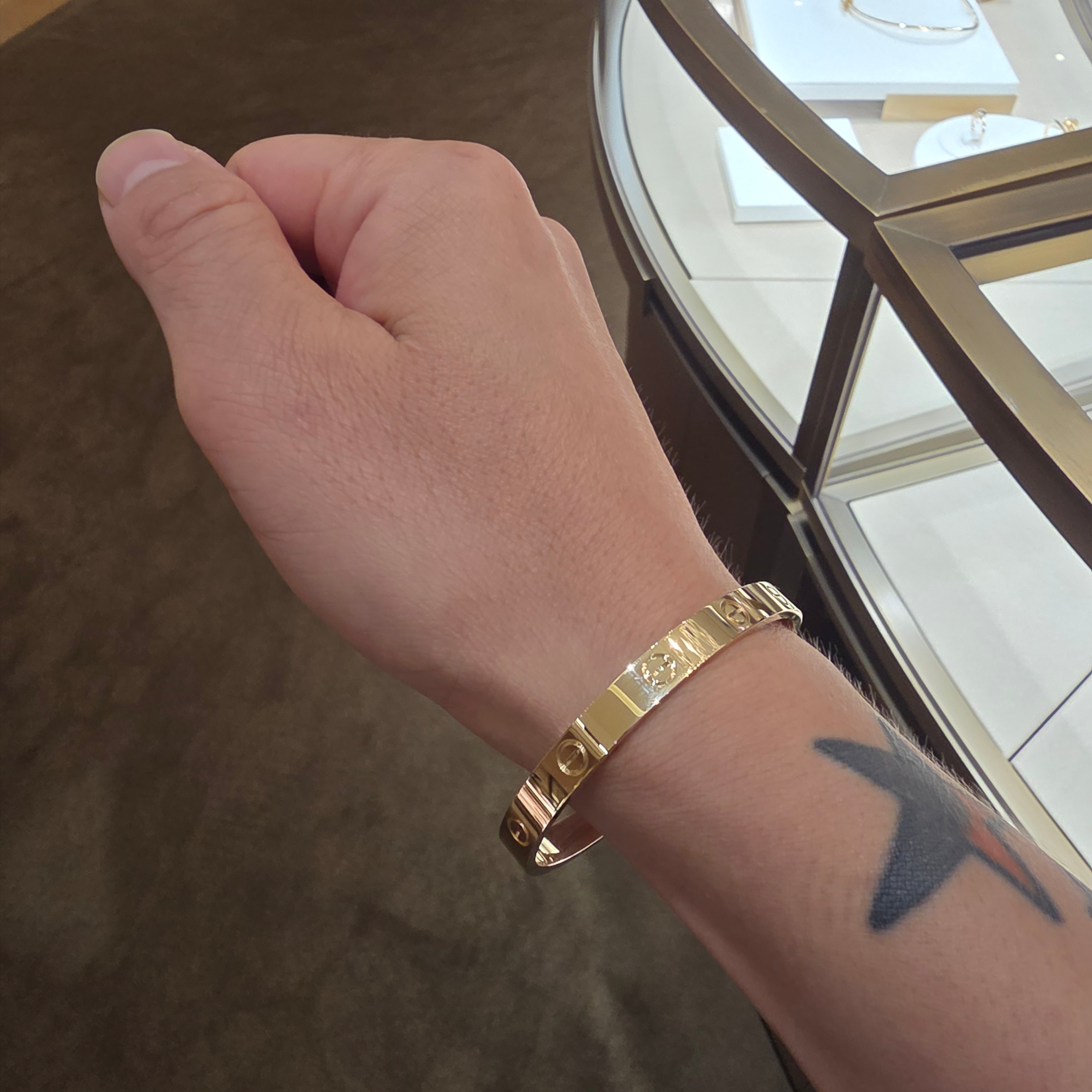 Cartier Love Bracelet Yellow Gold 착용 스타일 - 3
