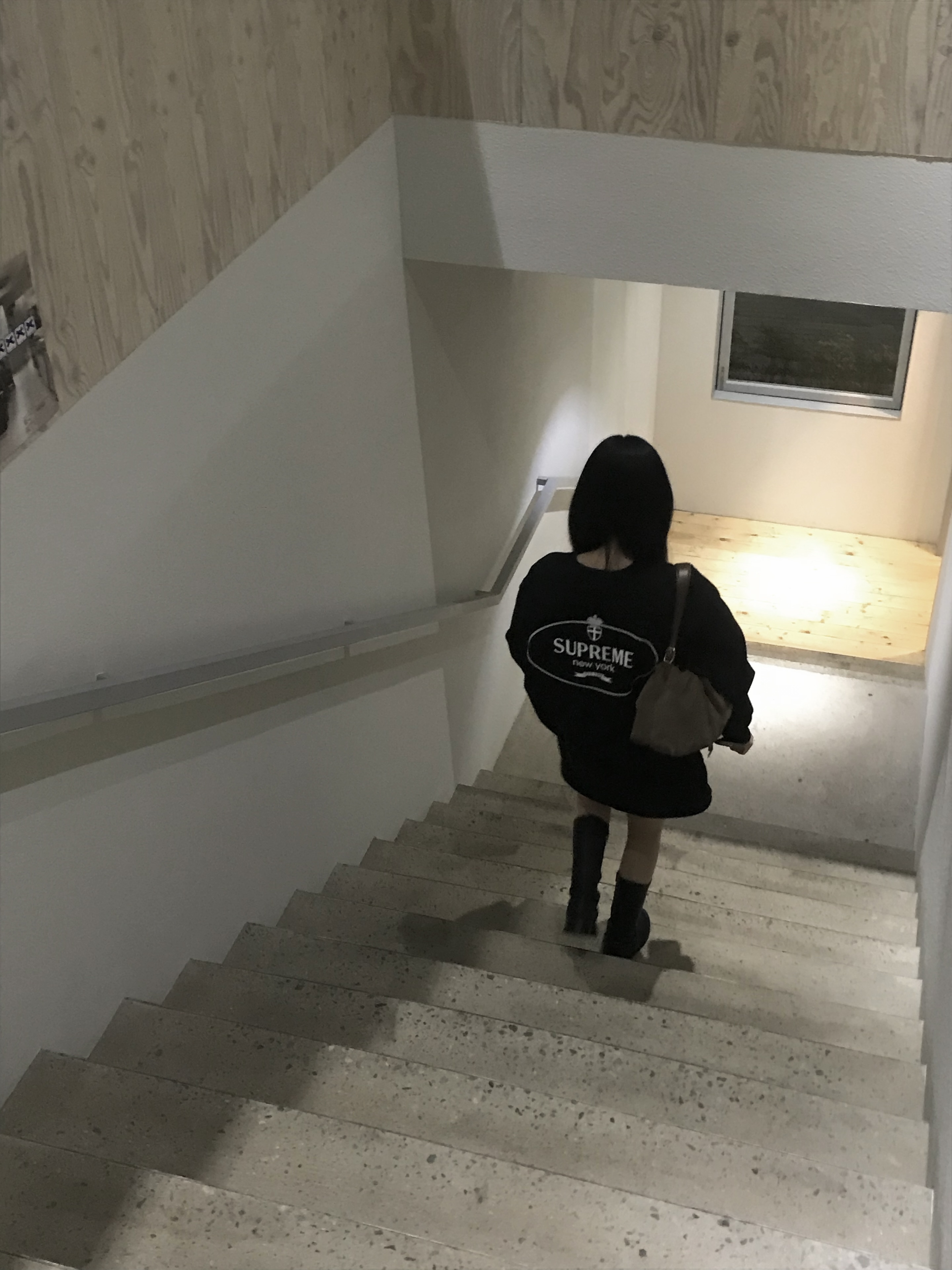 Supreme Crest Crewneck Black - 24FW 착용 스타일 - 1