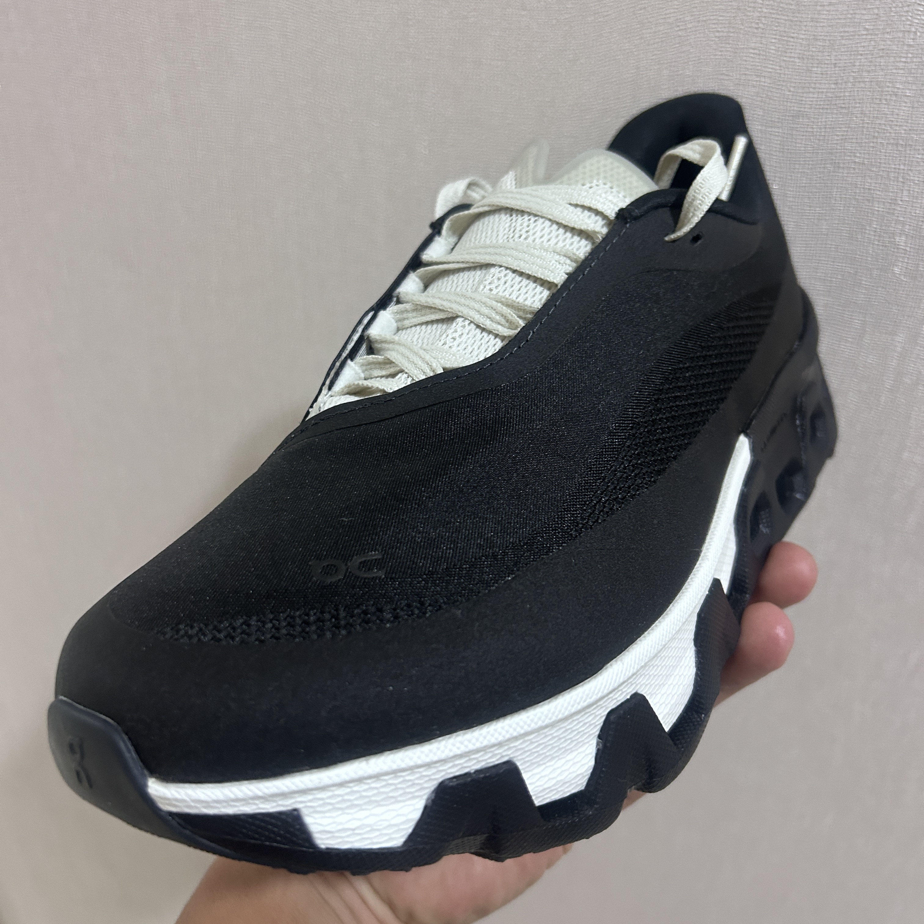 On Running x Post Archive Faction (Paf) Cloudmonster Hyper Black 착용 스타일