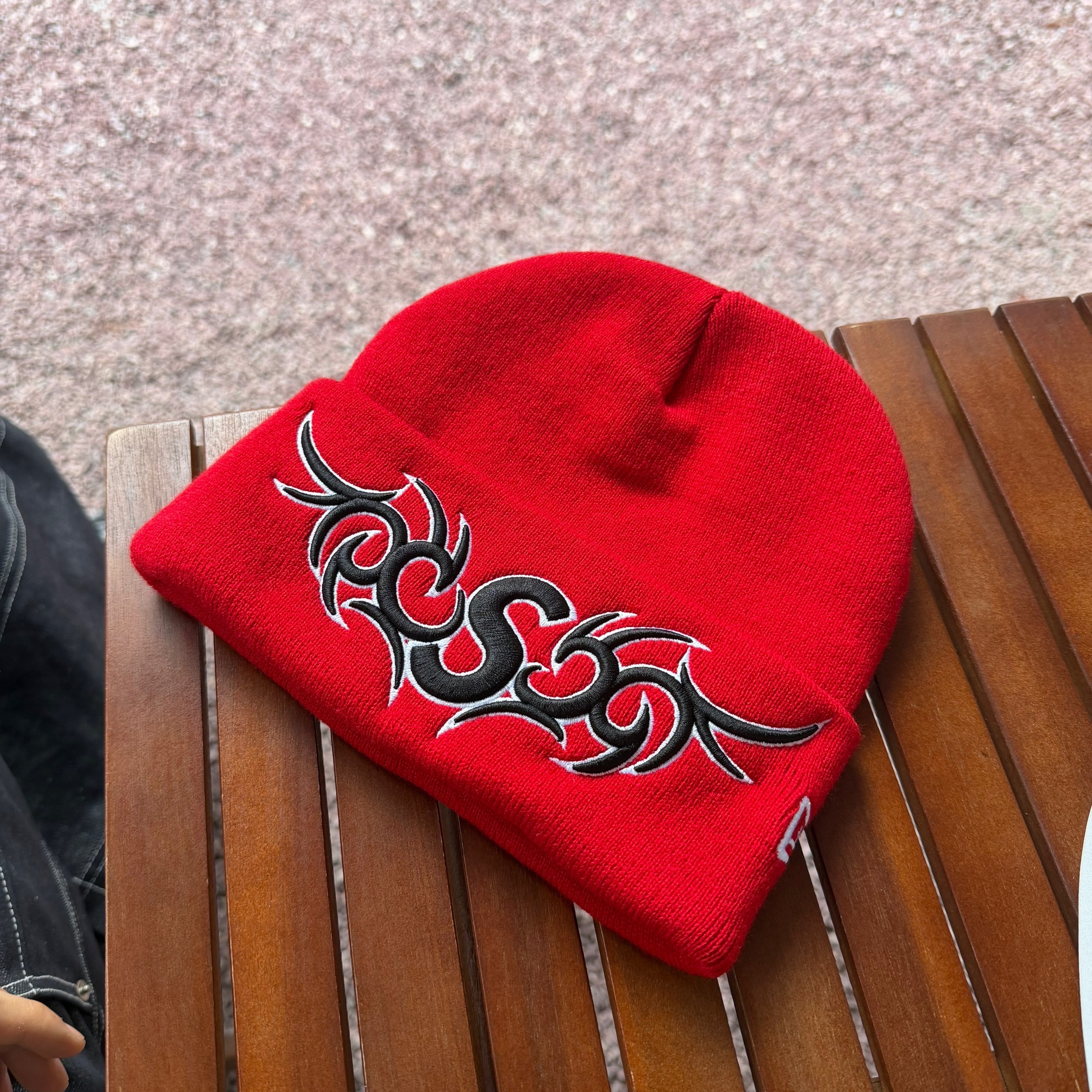 Supreme New Era Tribal S Logo Beanie Red - 25FW 착용 스타일