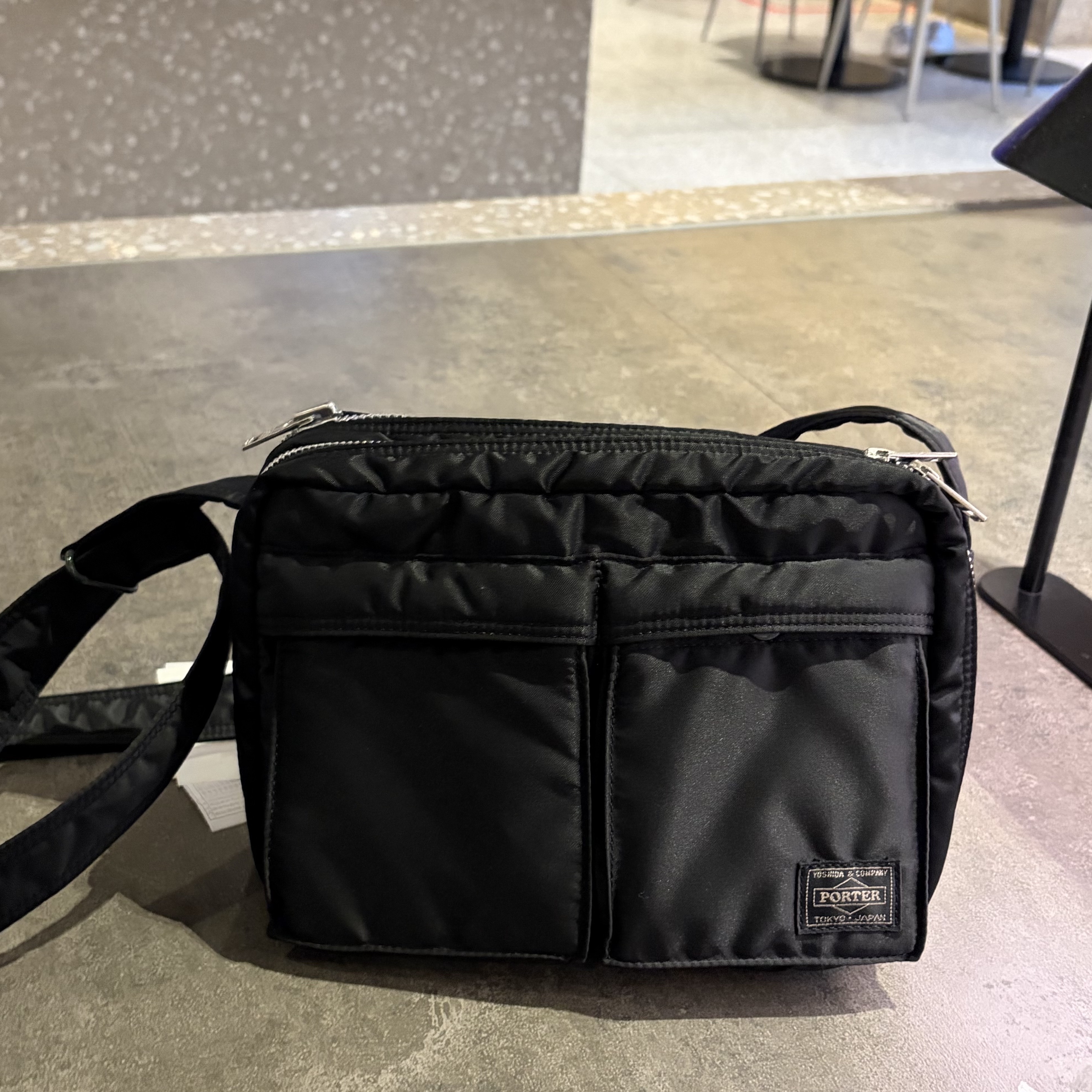 Porter Tanker Shoulder Bag S Black 착용 스타일